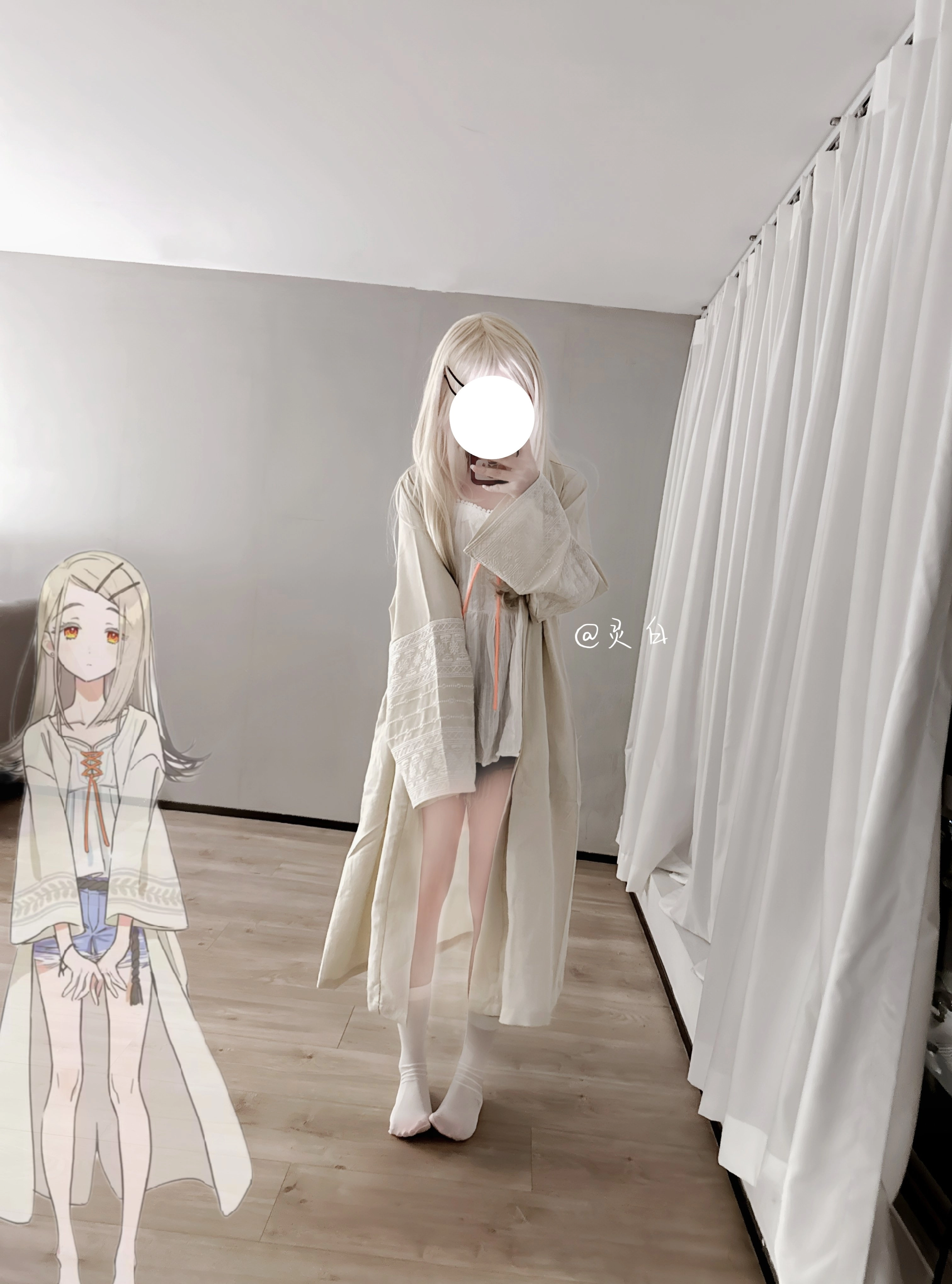 女人穿着一件白色的外套和一件白色的胡子。