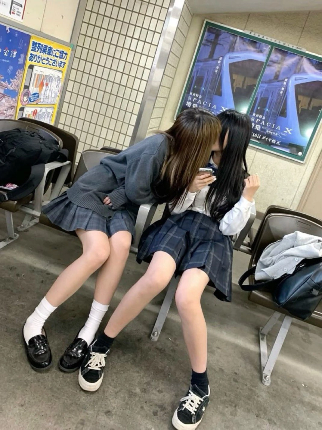 两个女孩在公共场所接吻。