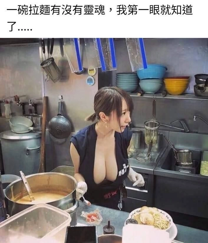有大乳房的女人在厨房里做饭。