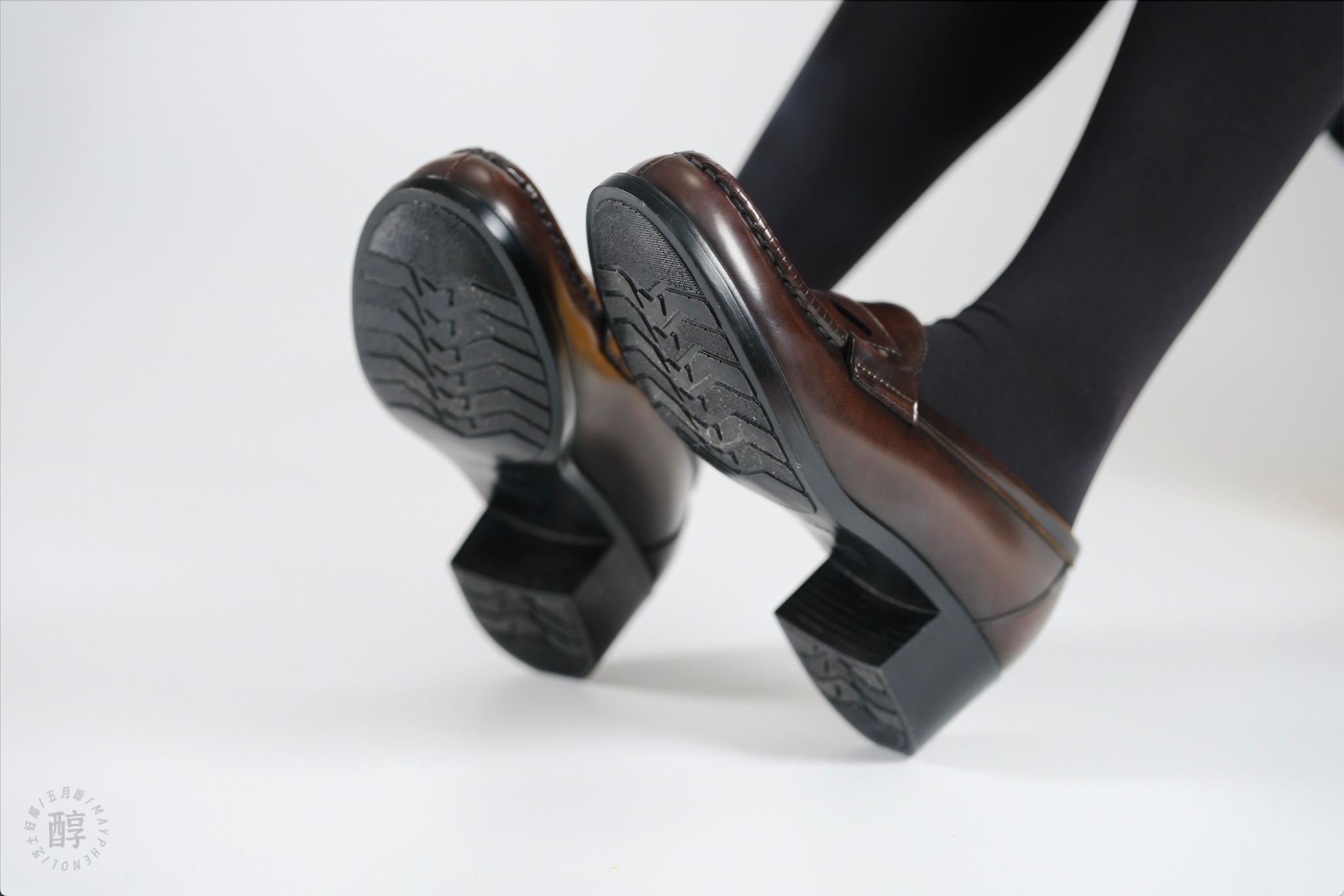 一双棕色鞋子,一双黑色太阳。