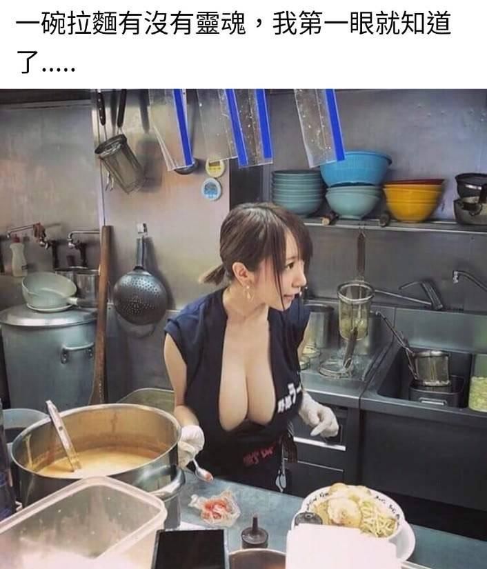 有大乳房的女人在厨房里做饭。