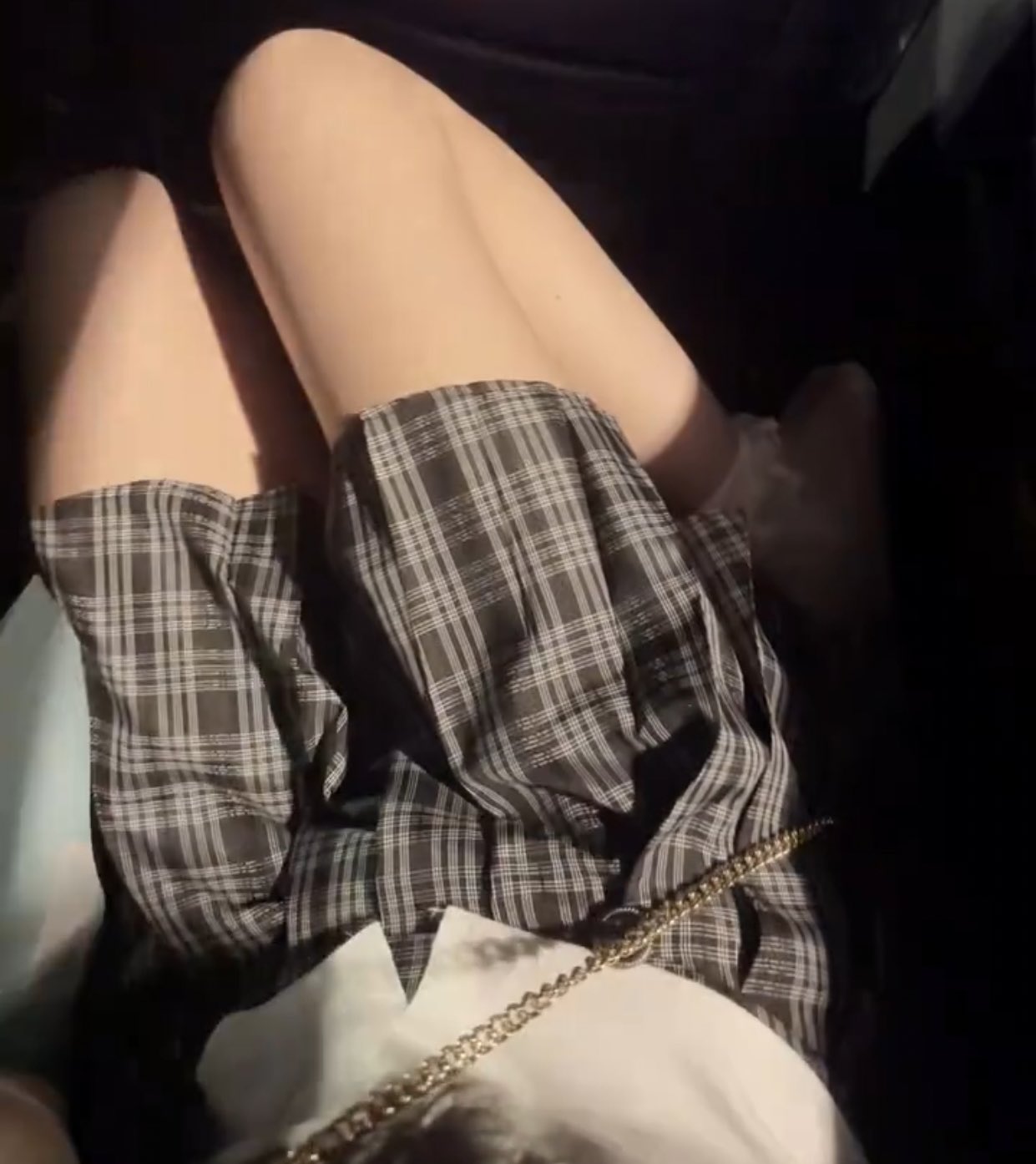 穿着白色衬衫的女人。