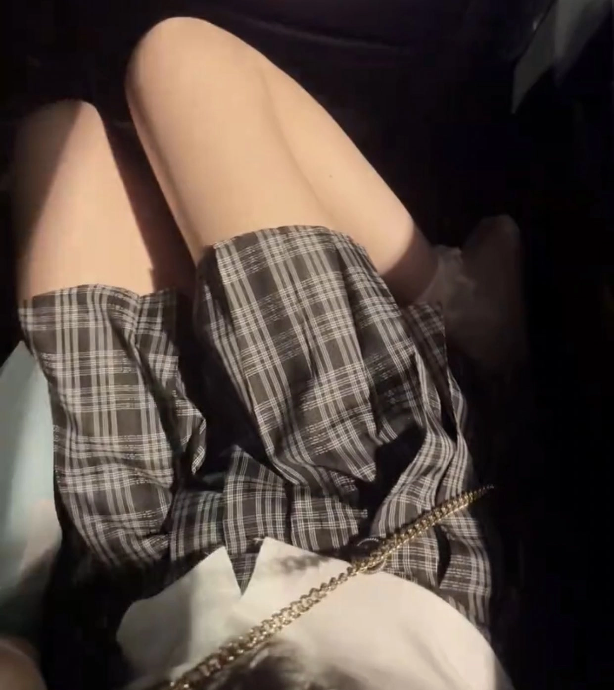 穿着白色衬衫的女人。