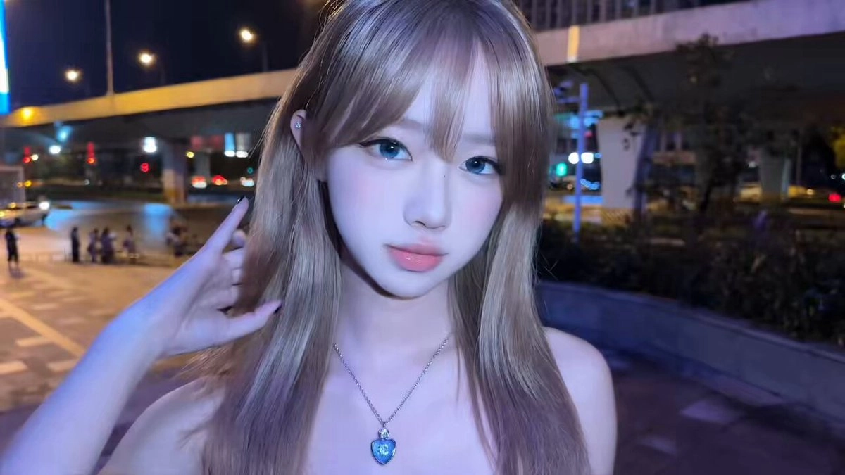 蓝色的眼睛和蓝色的项链。