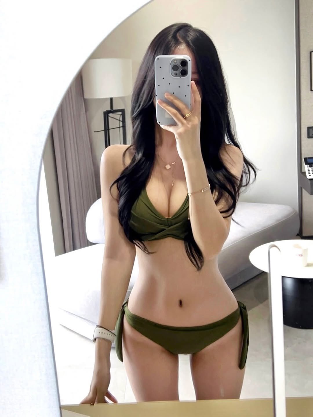 女人用手机拍自拍。