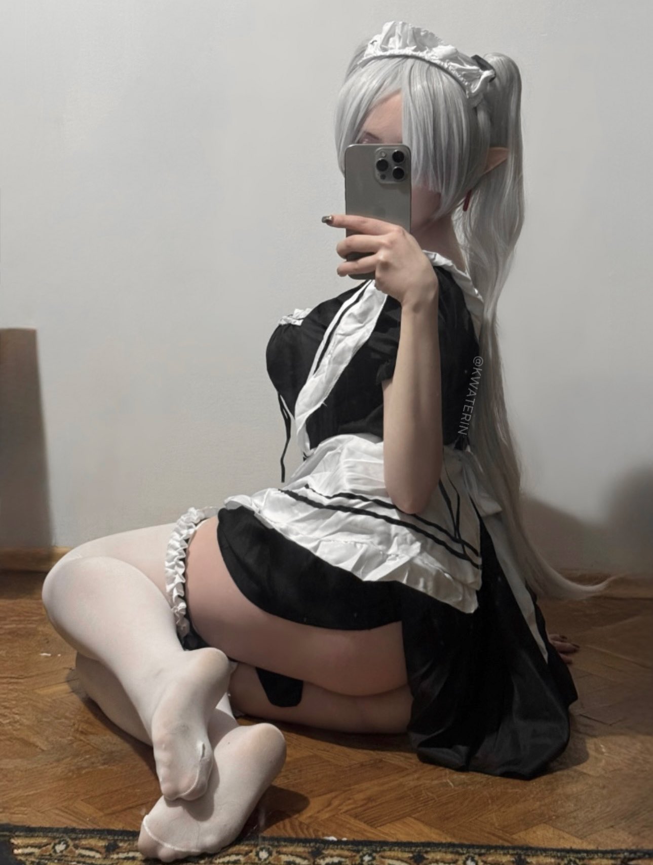 穿着女仆服的女人拍了一张自拍。