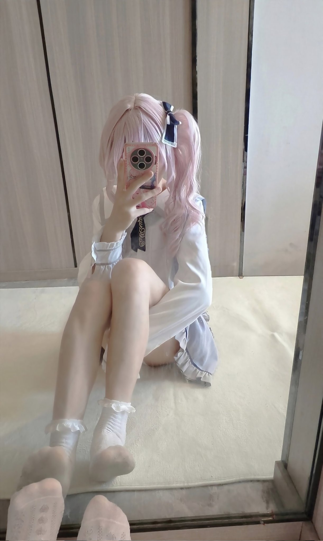 女孩用她的粉红色手机自拍。