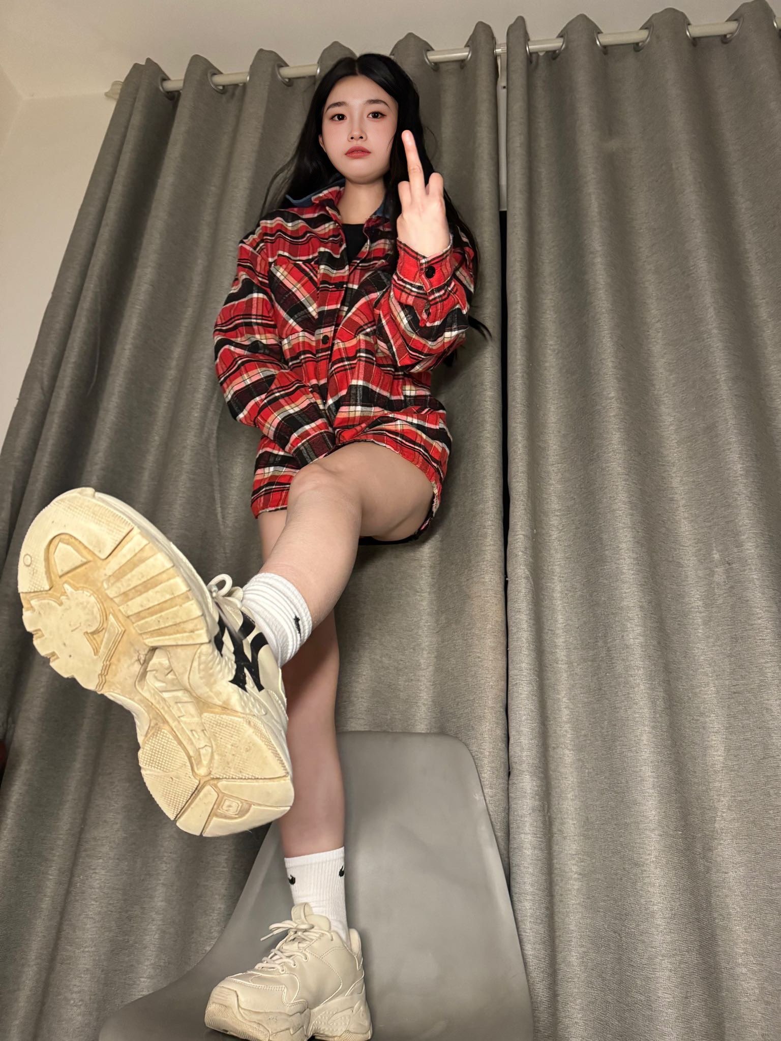 女孩有手机和一个中指。