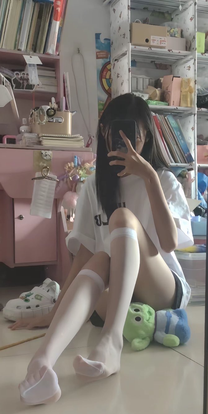 女孩用手机拍自拍。