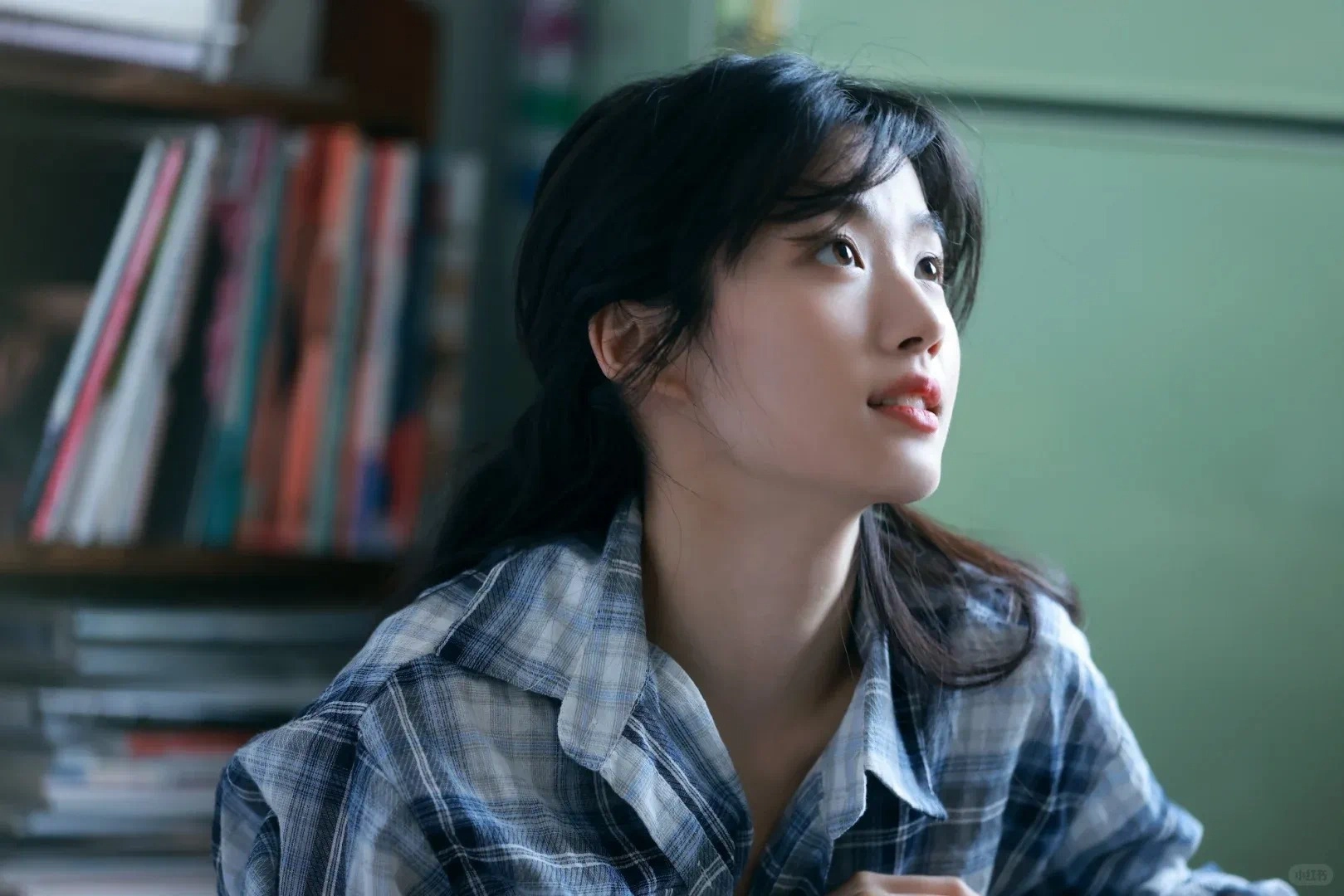 黑头发和蓝衬衫的女人。