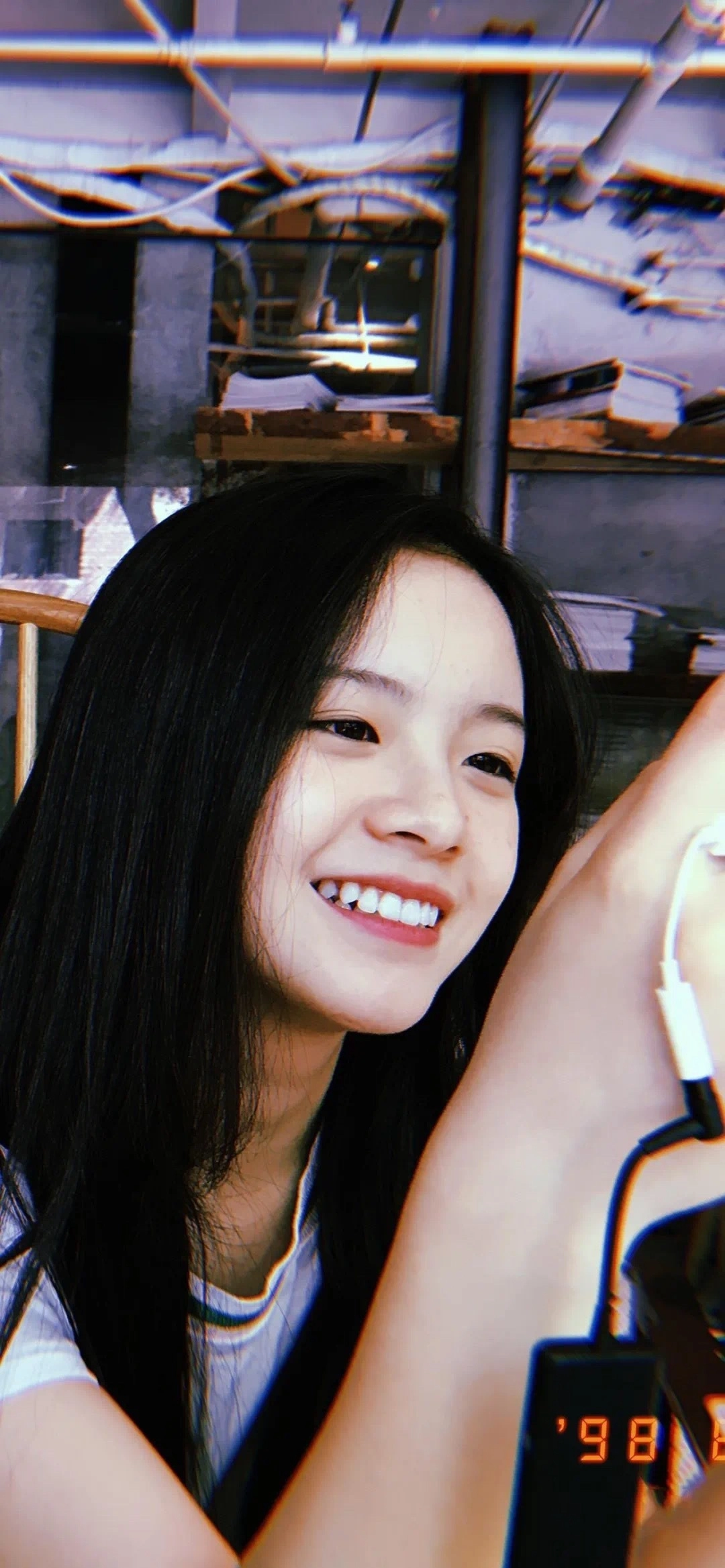 黑头发的女孩,脸上的笑容。