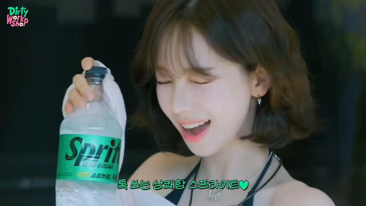 女人拿着一瓶斯普里特。