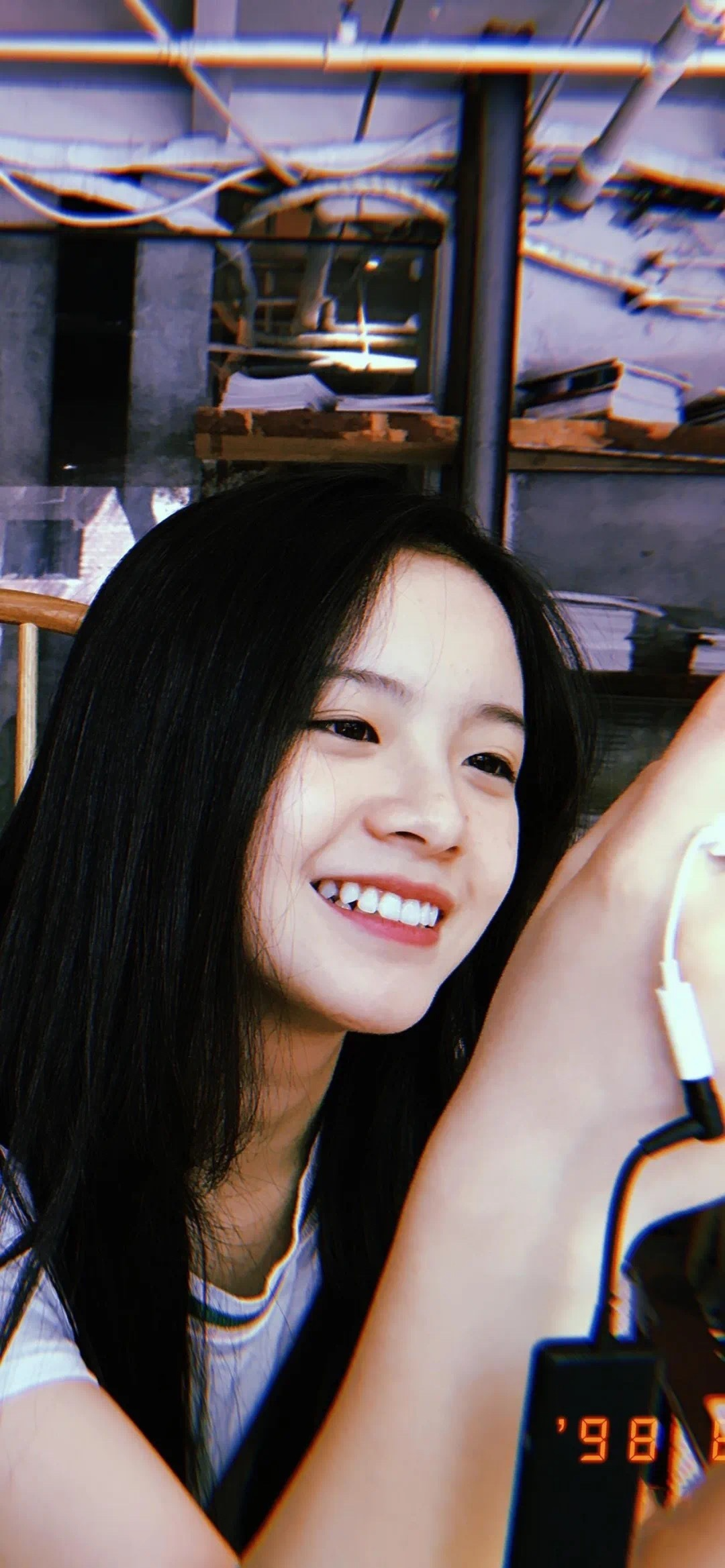 黑头发的女孩,脸上的笑容。