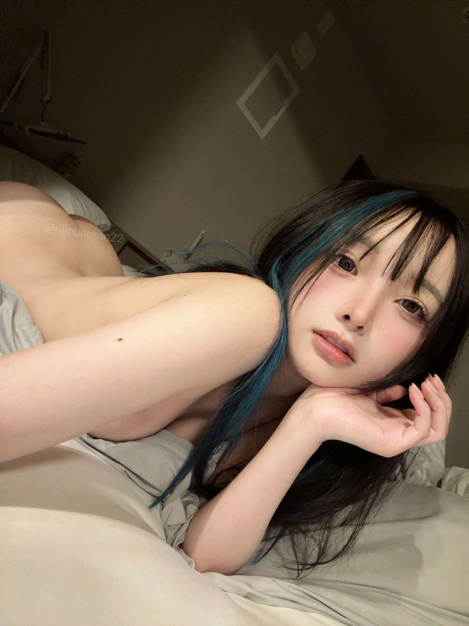 蓝头发的女人躺在床上。