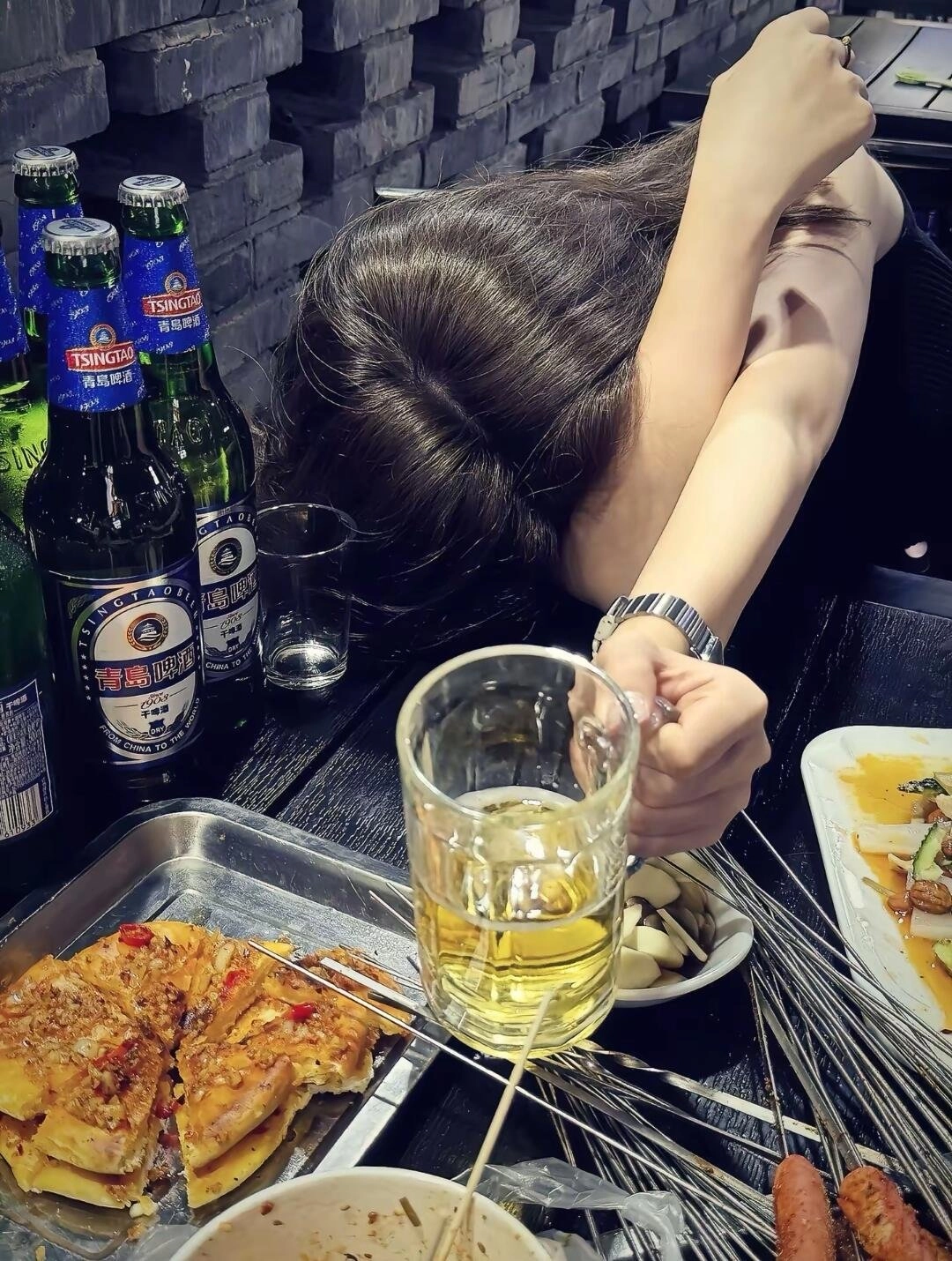 女人从杯子里喝。