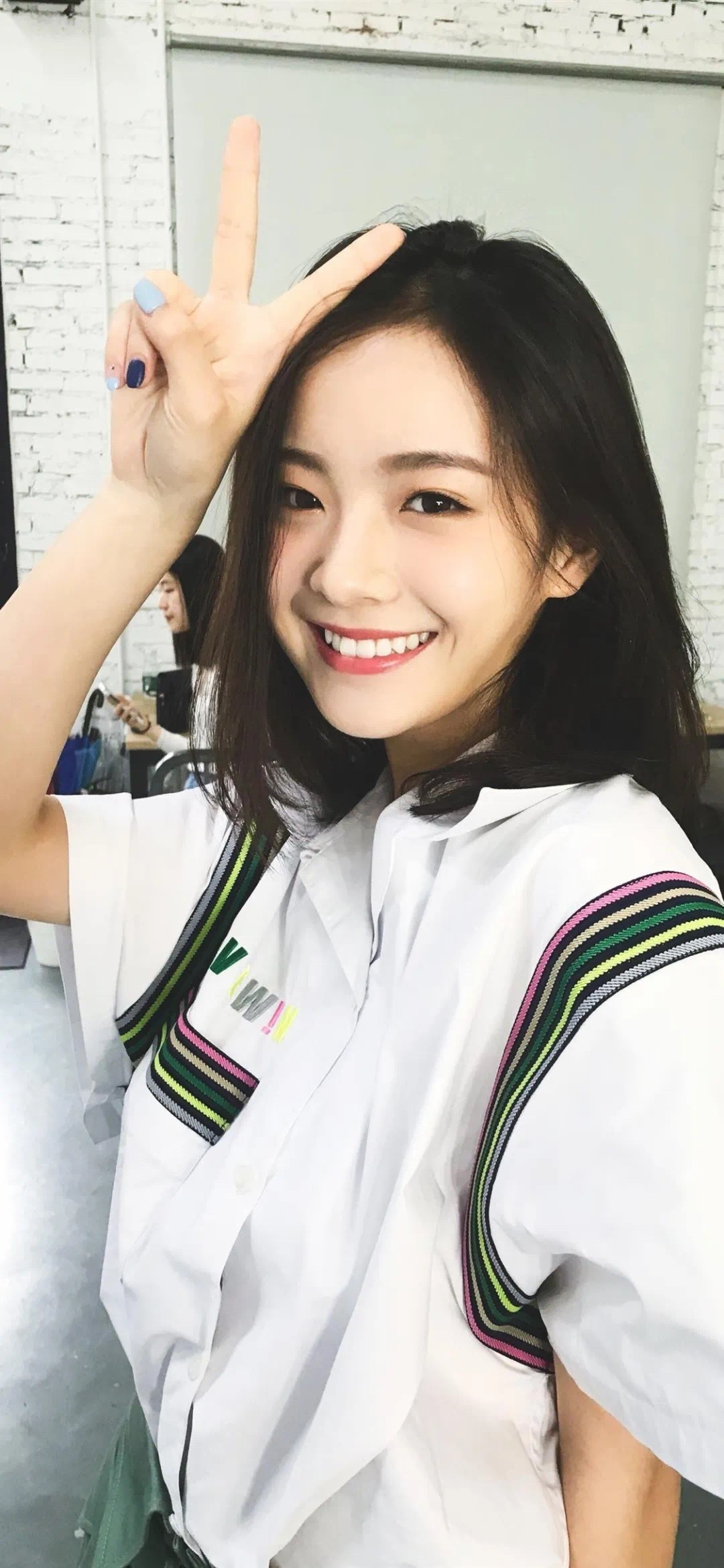 女人脸上有笑容,头上有帽子。