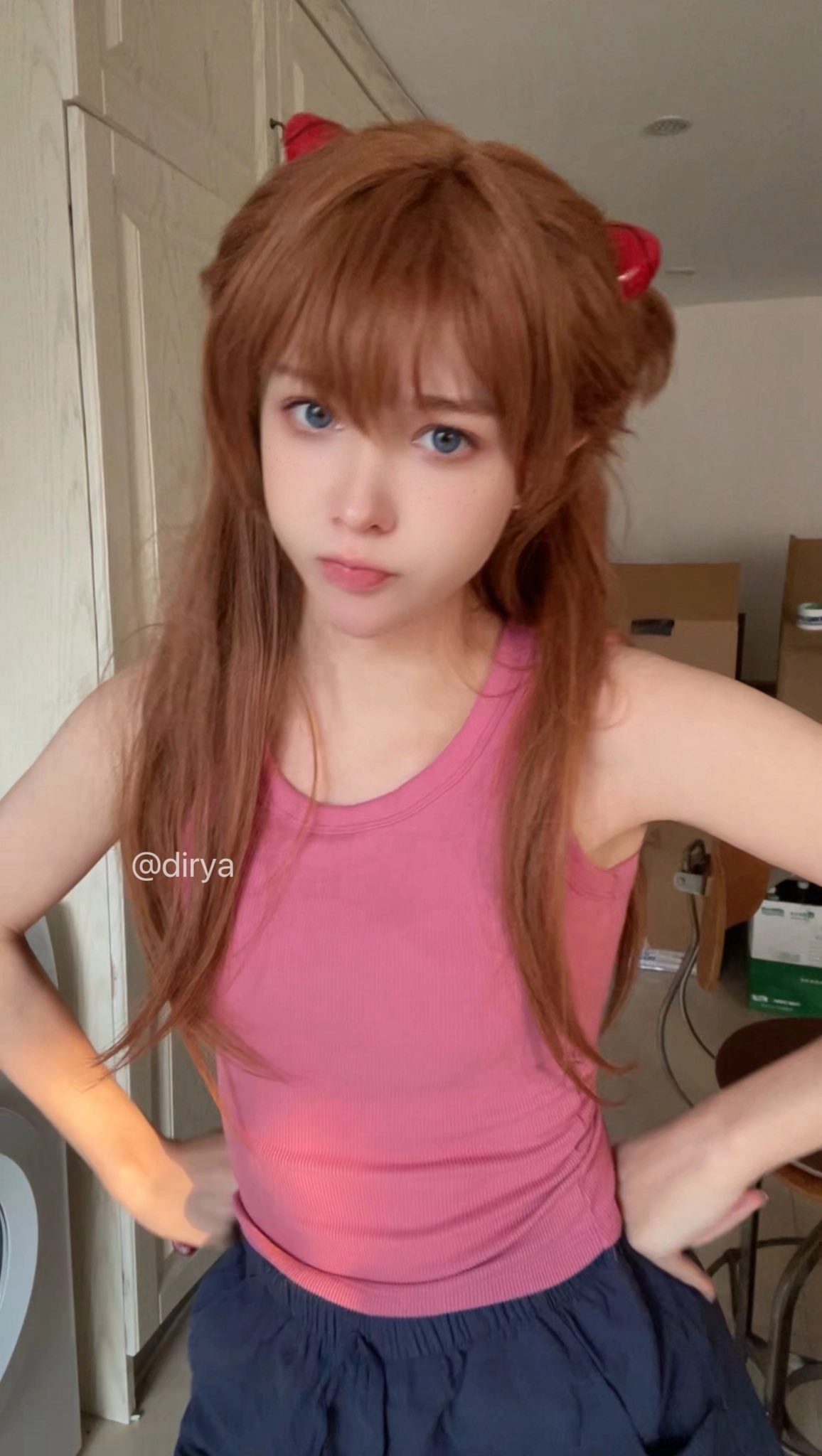 长头发的女人和一个粉红色的衬衫。