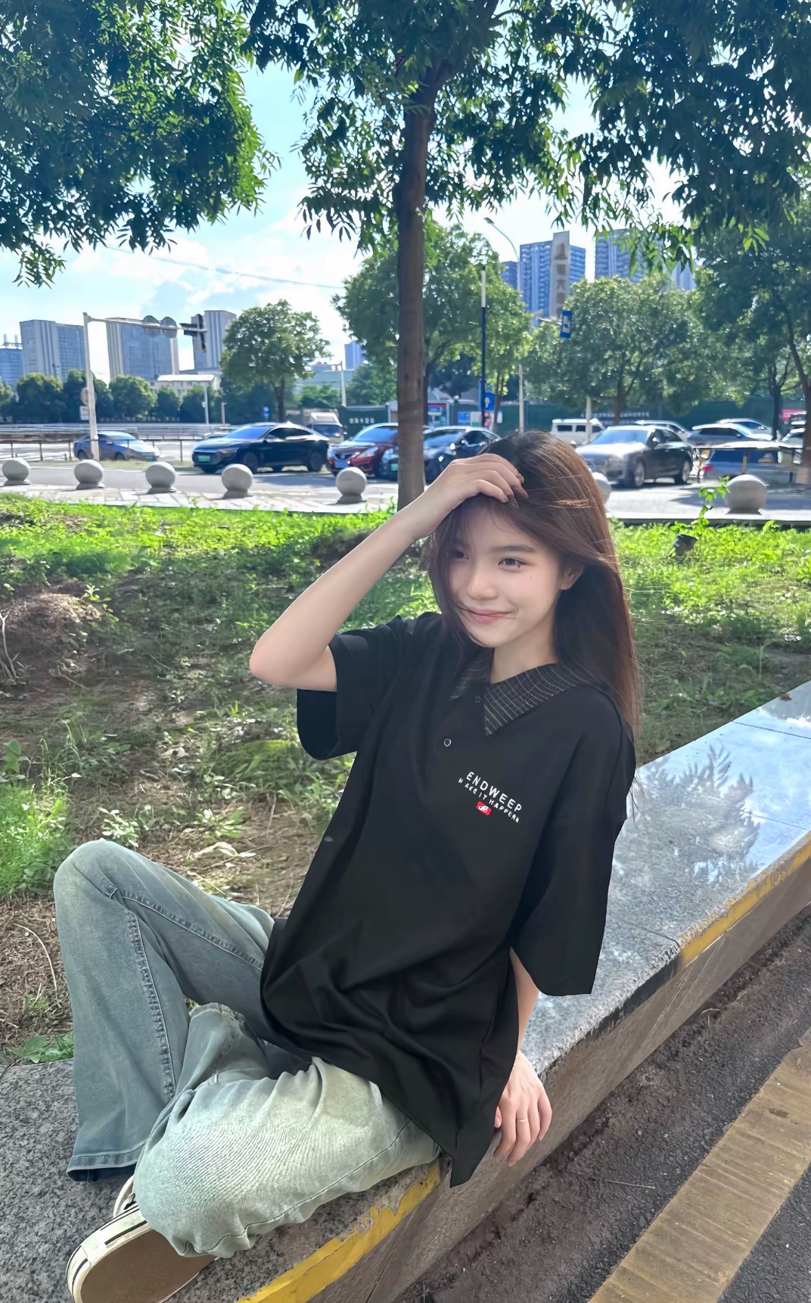 穿着黑色衬衫的女人坐在一个凳子上。