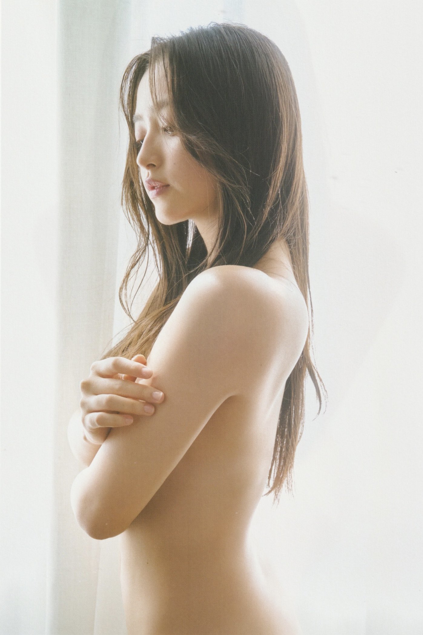 长长的头发和背部的女人。