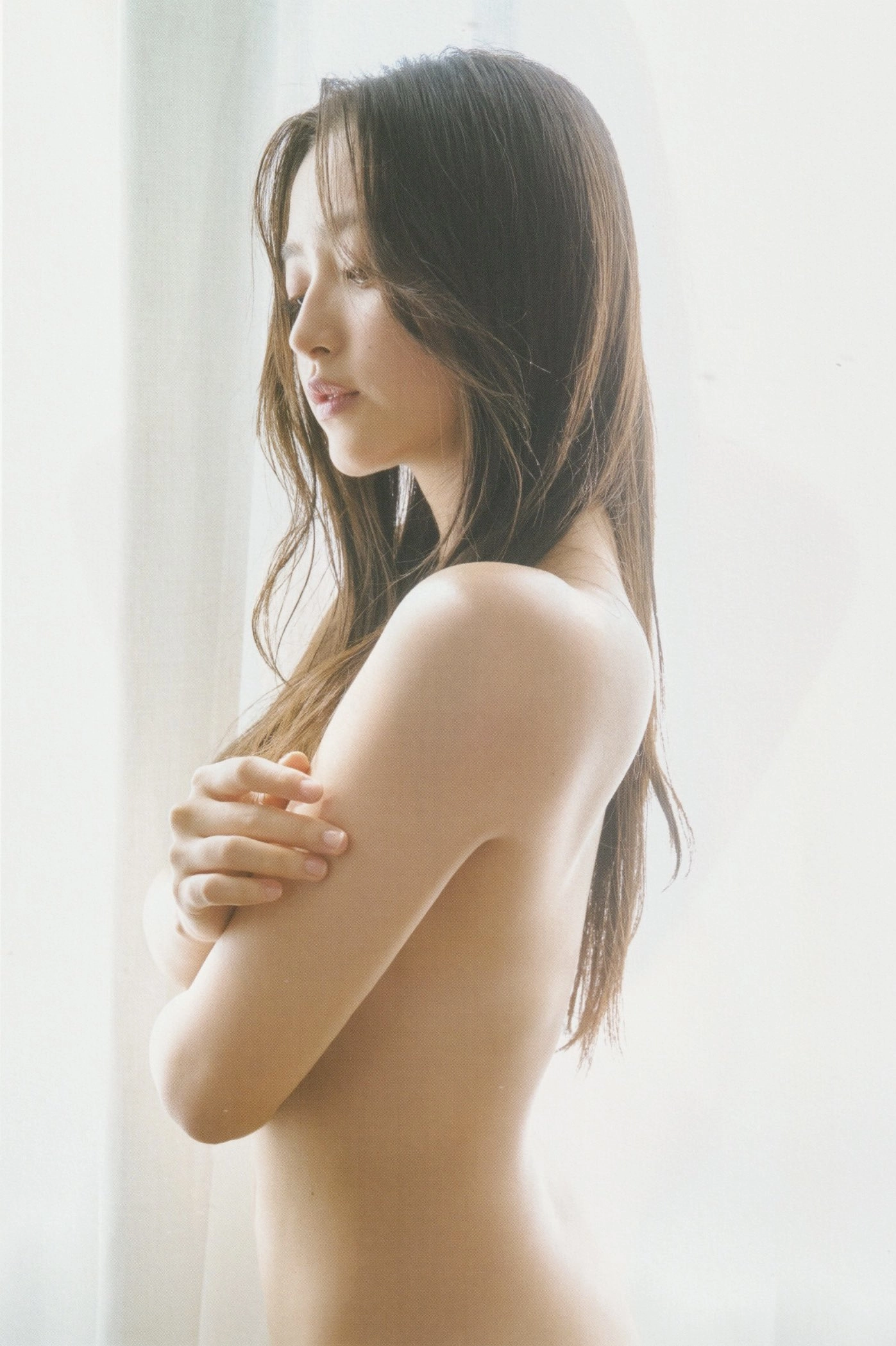 长长的头发和背部的女人。