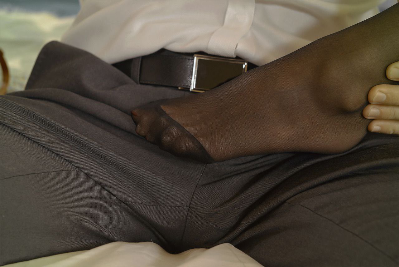 穿着黑带和黑袜子的男人。