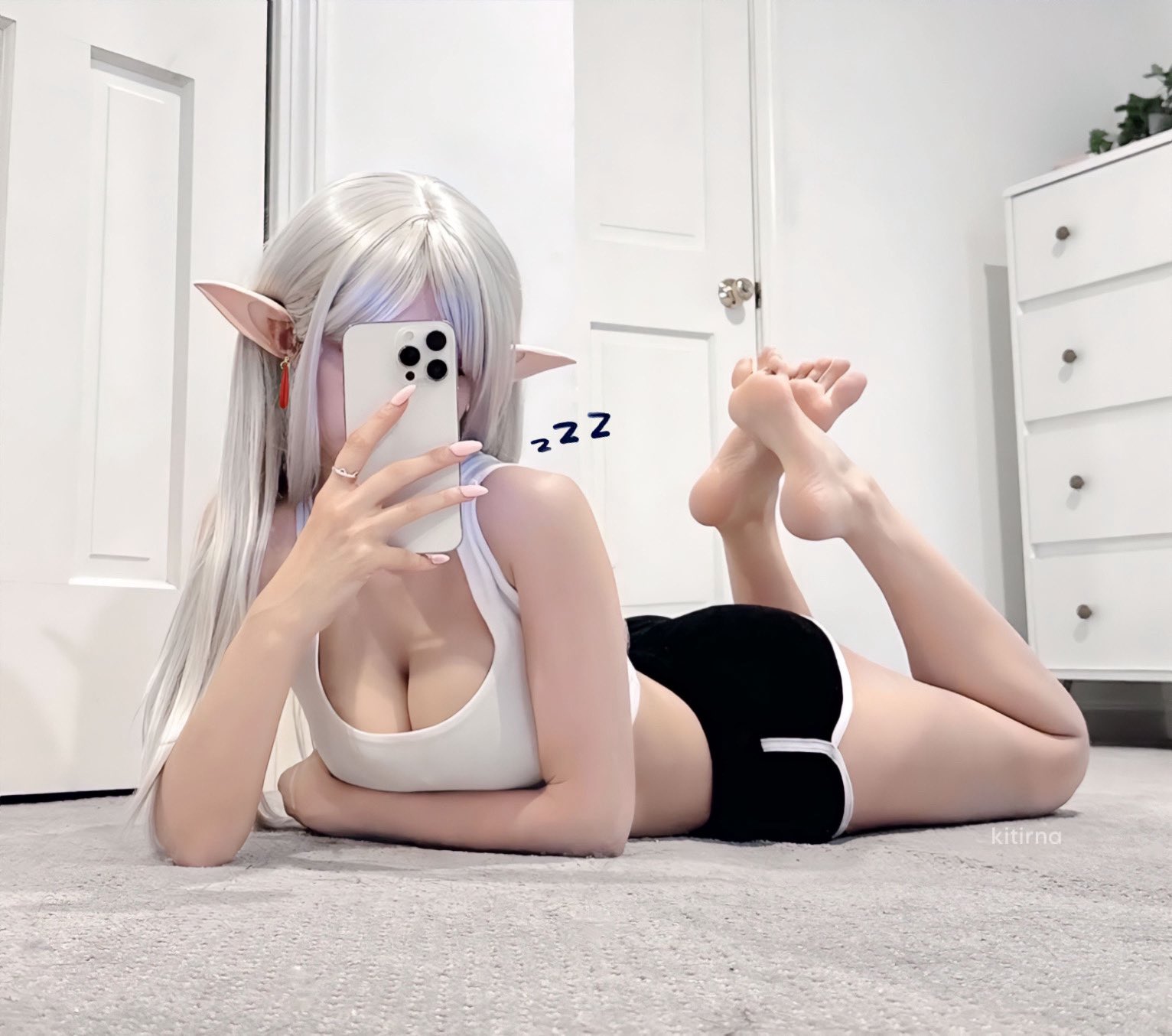 一位穿着白色衬衫和黑色短裤的女人拍了一张自拍。