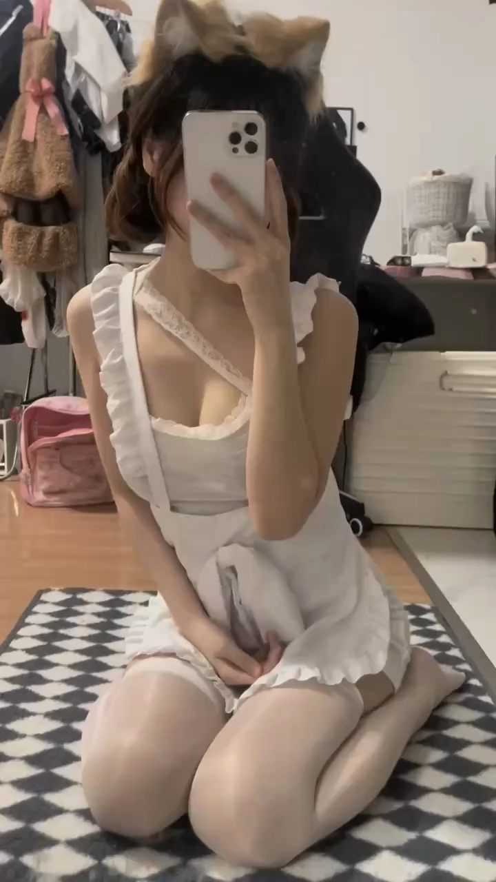 穿白色衣服的女人拍了一张自拍。