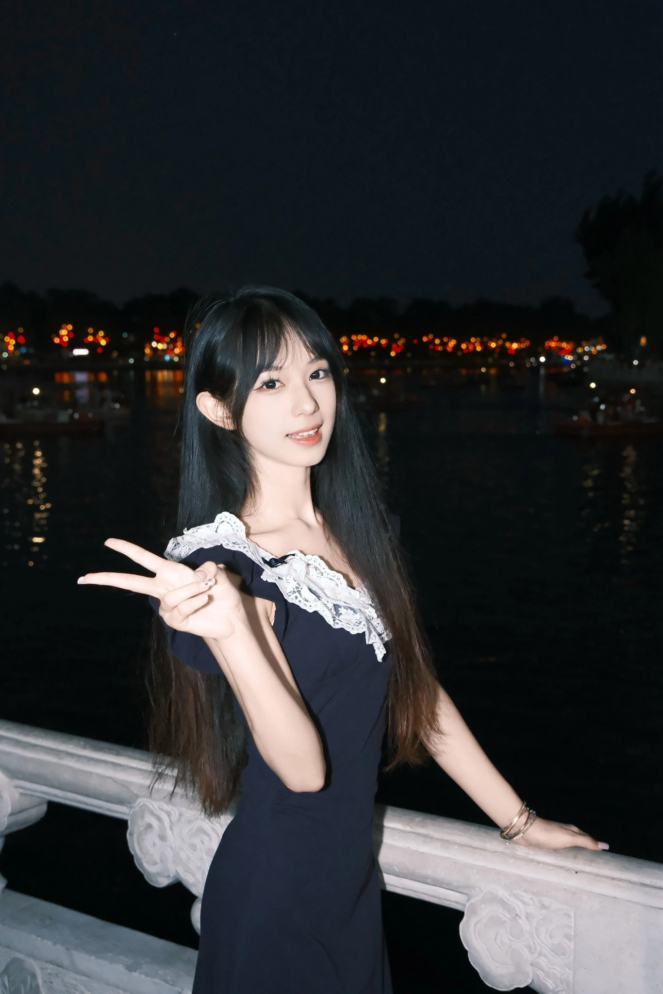 女人在一艘船上拍照。