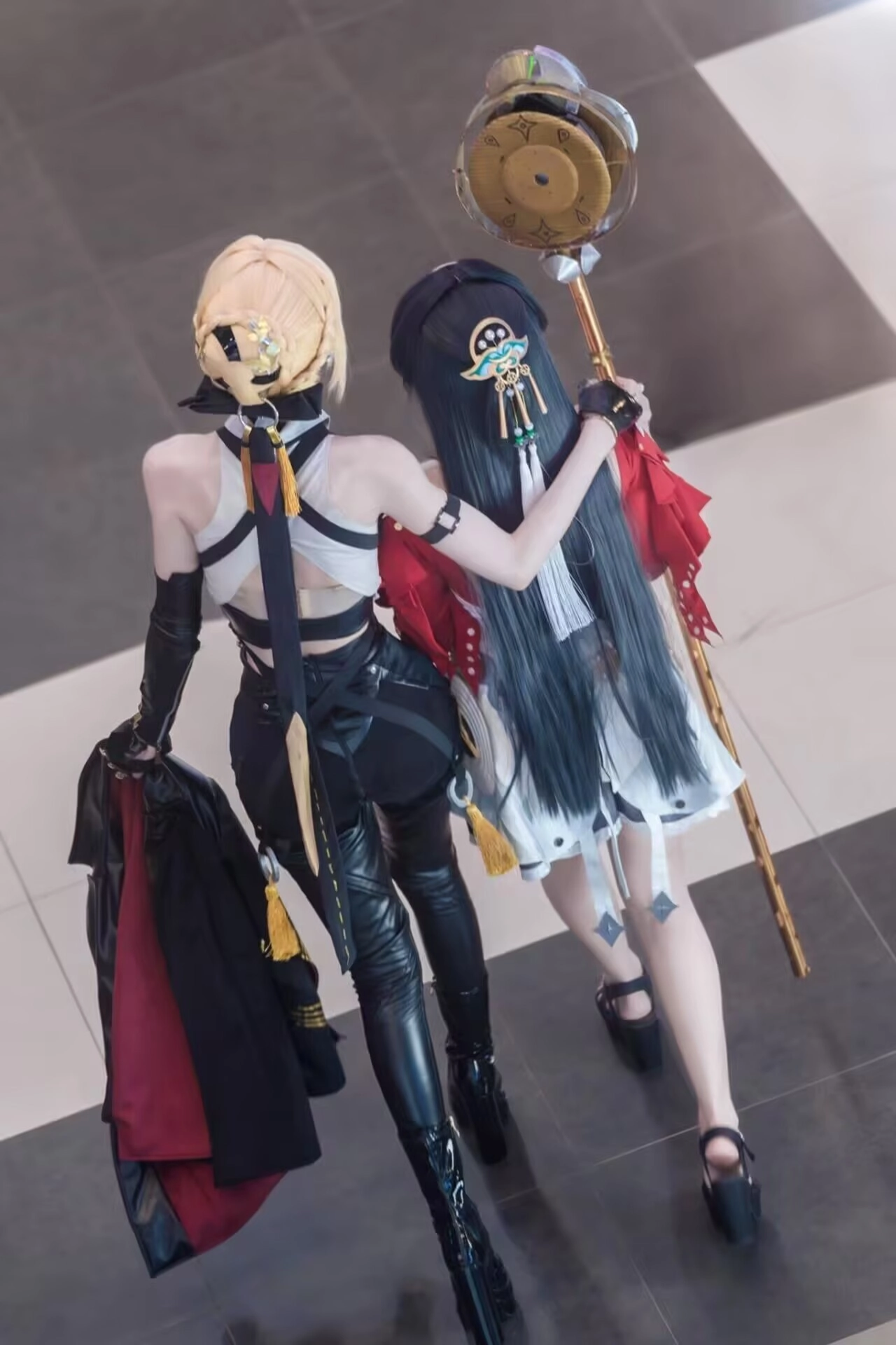 两个人穿着服装一起走路。