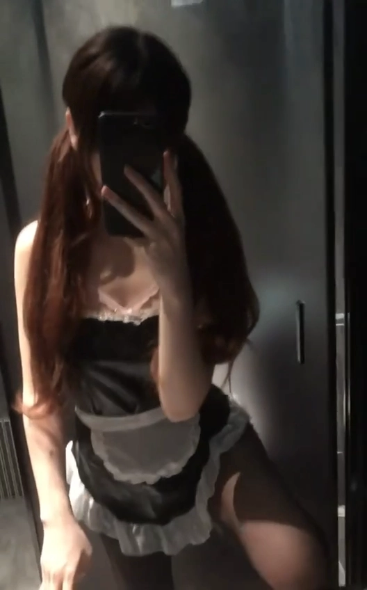 女人用手机拍自拍。