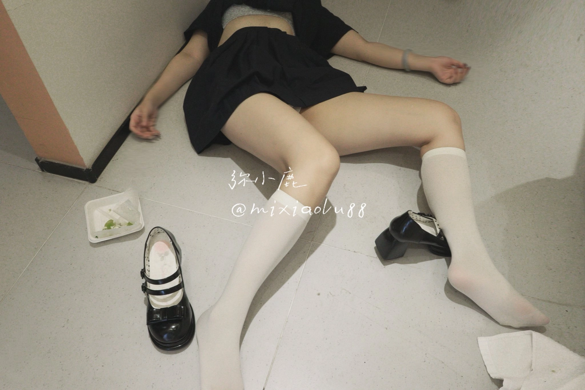 女人躺在地板上,她的腿分开。