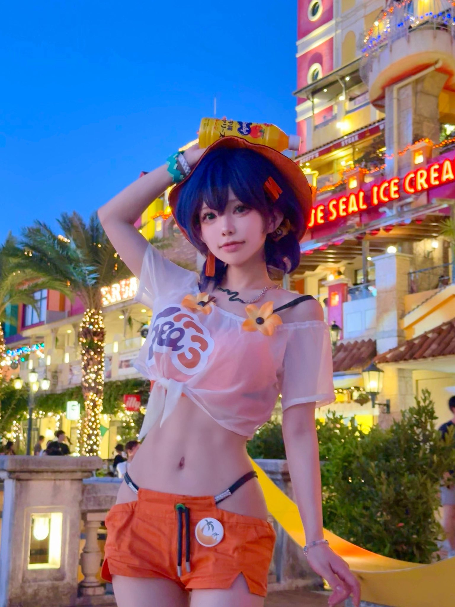 戴着一顶帽子和一件衬衫的女人,上面写着35号,为一张照片。