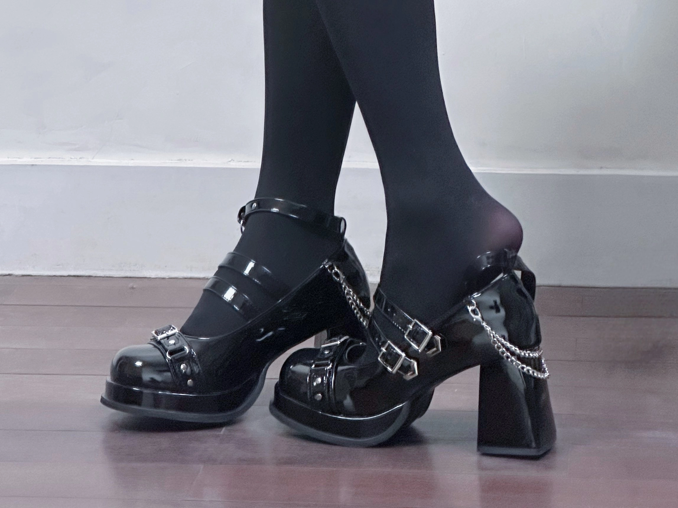 女人穿着带链子的黑靴子。