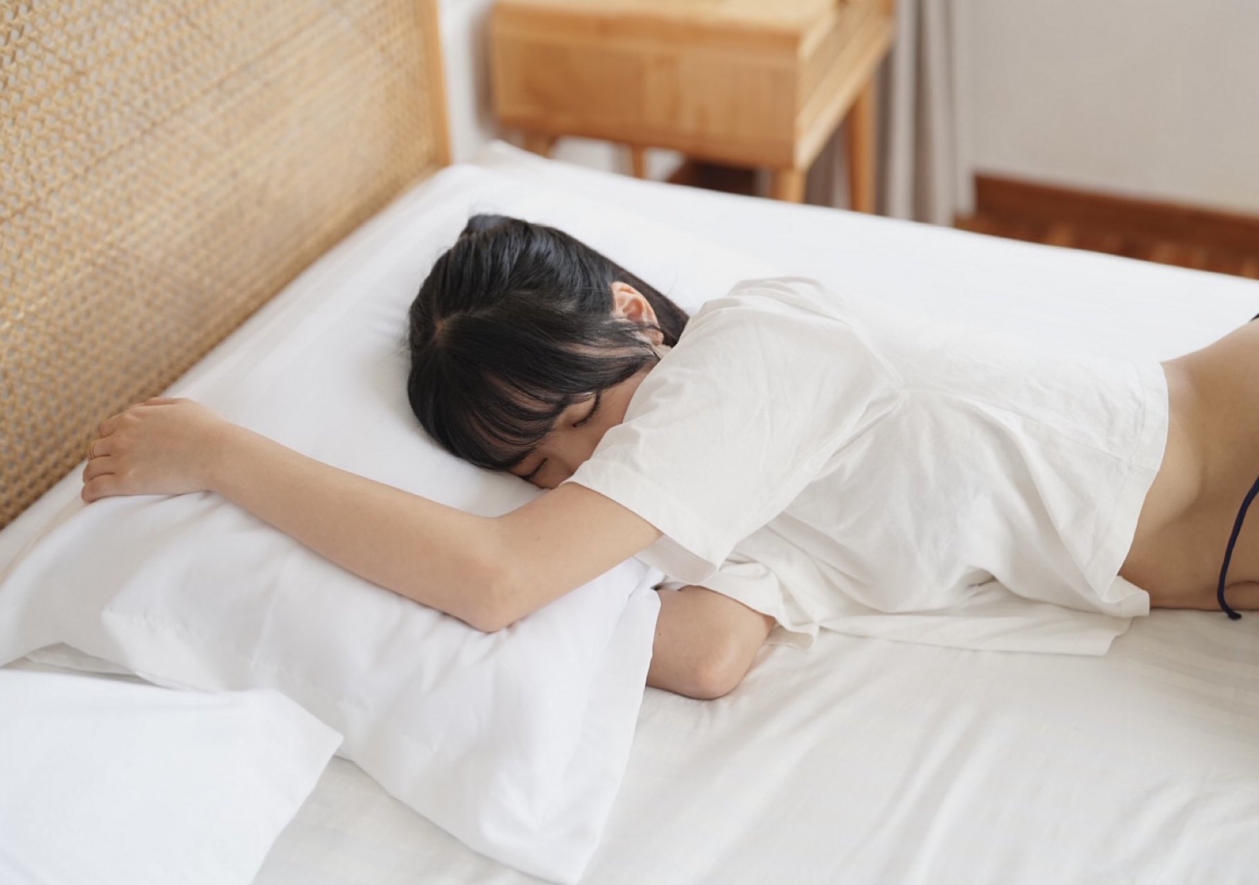 女人睡在床上。