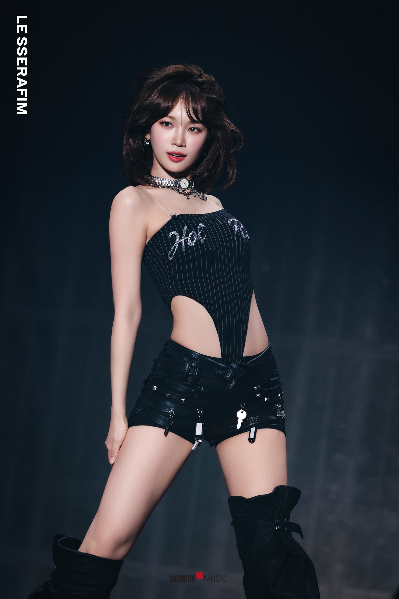 穿着黑色和白色的衬衫和黑色短裤的女人。