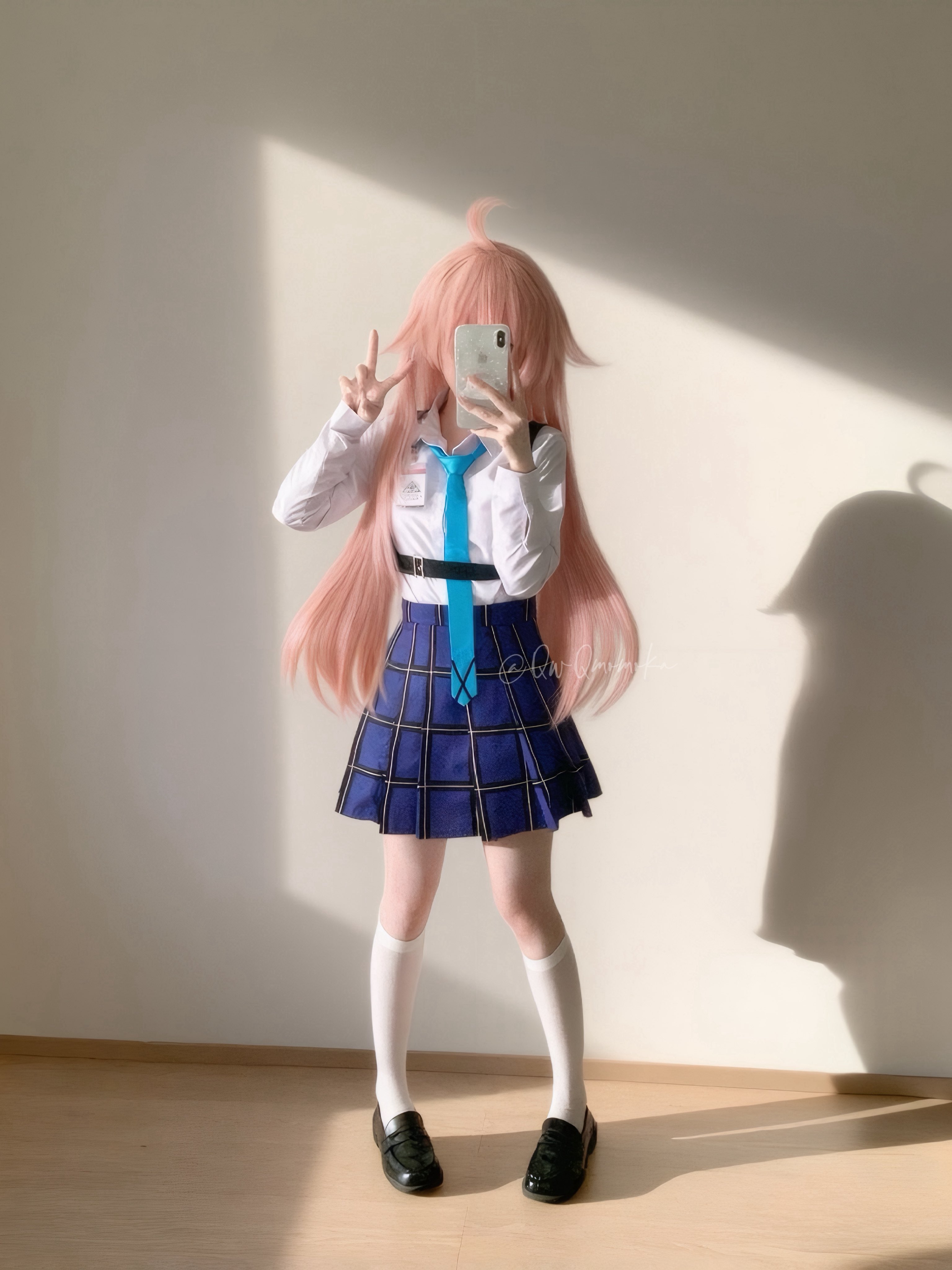 女孩在一个房间里拍了个自拍。