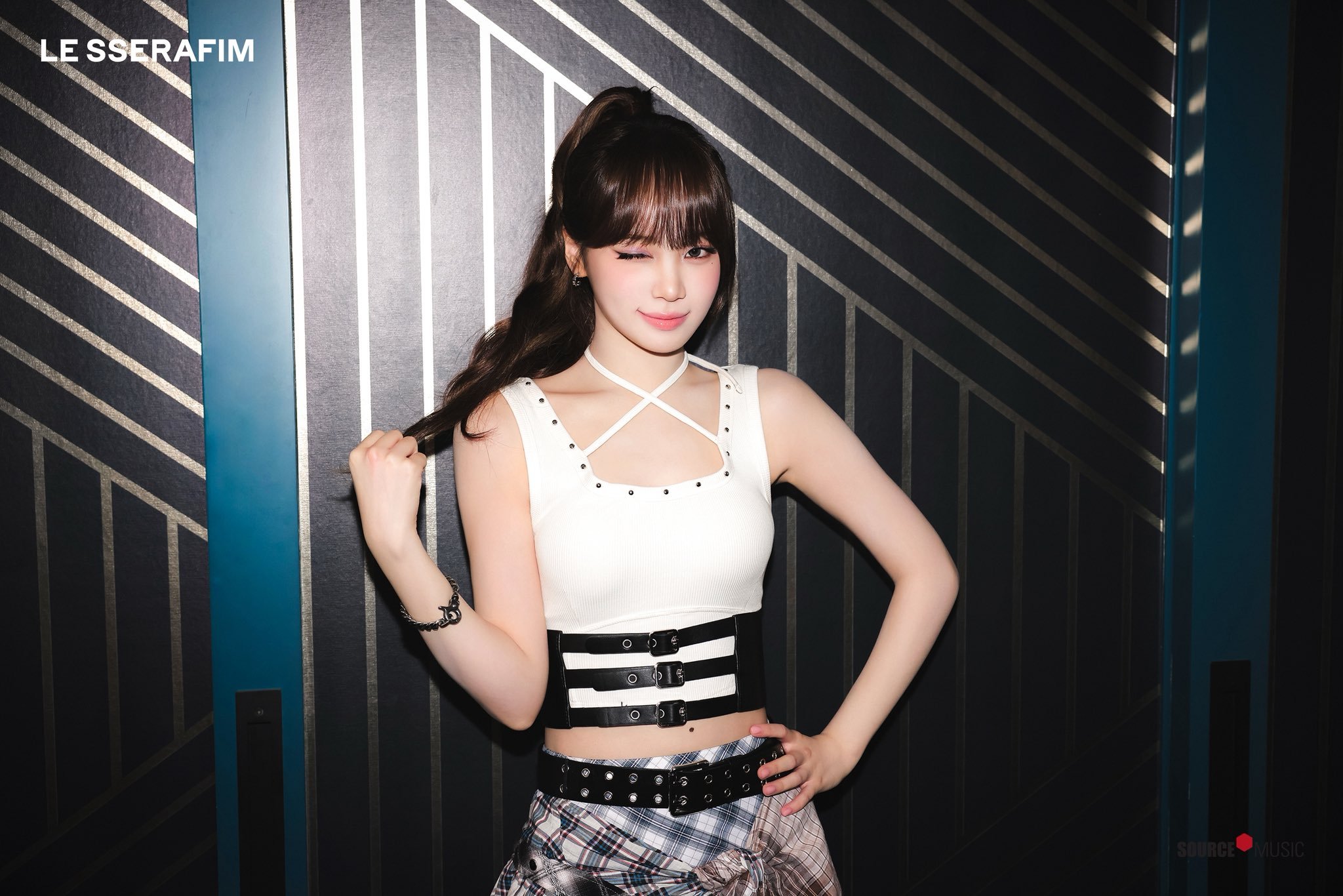 穿着白色衬衫和黑色带的女人。