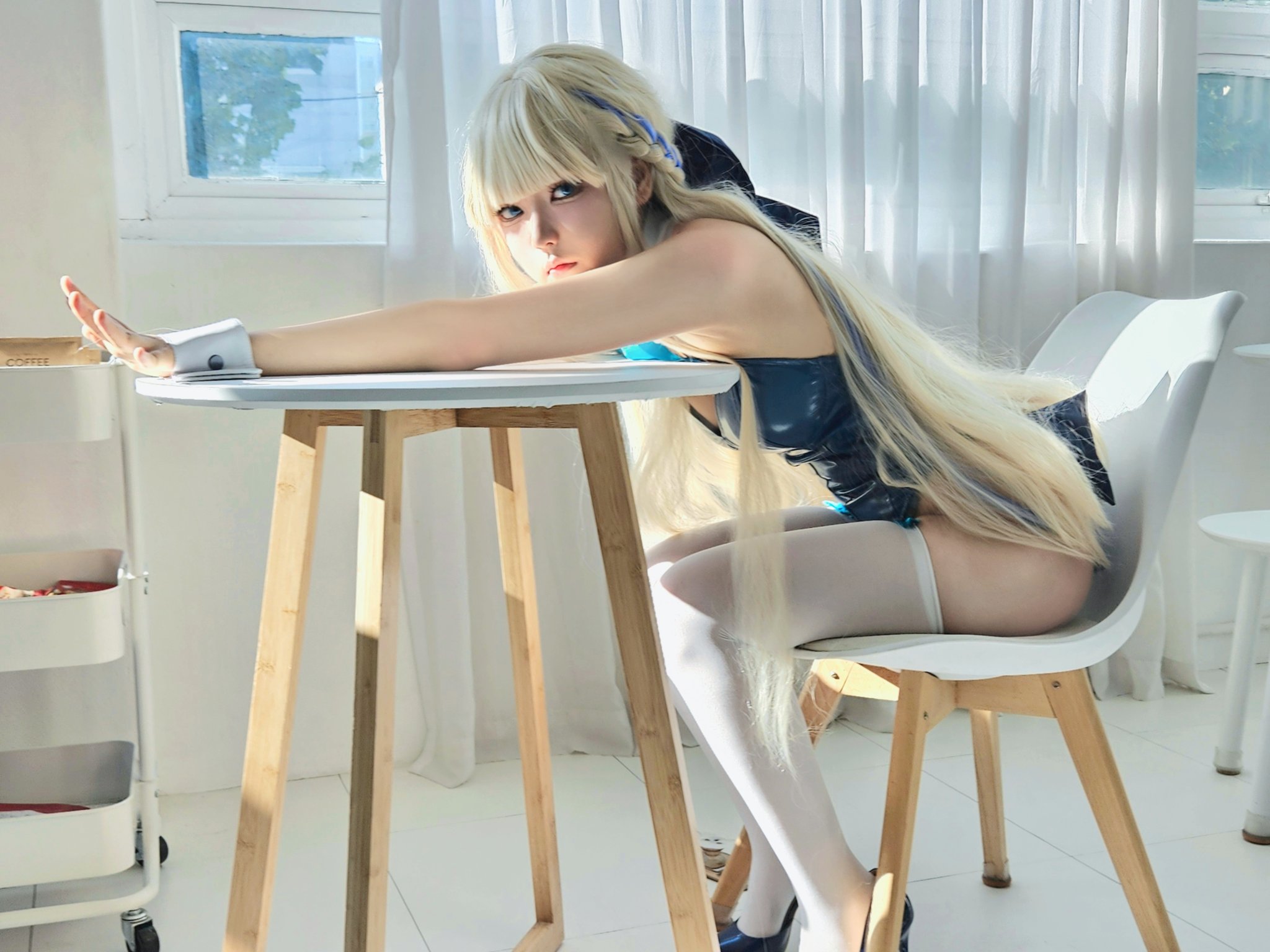 穿着蓝色衣服的女人坐在椅子上。