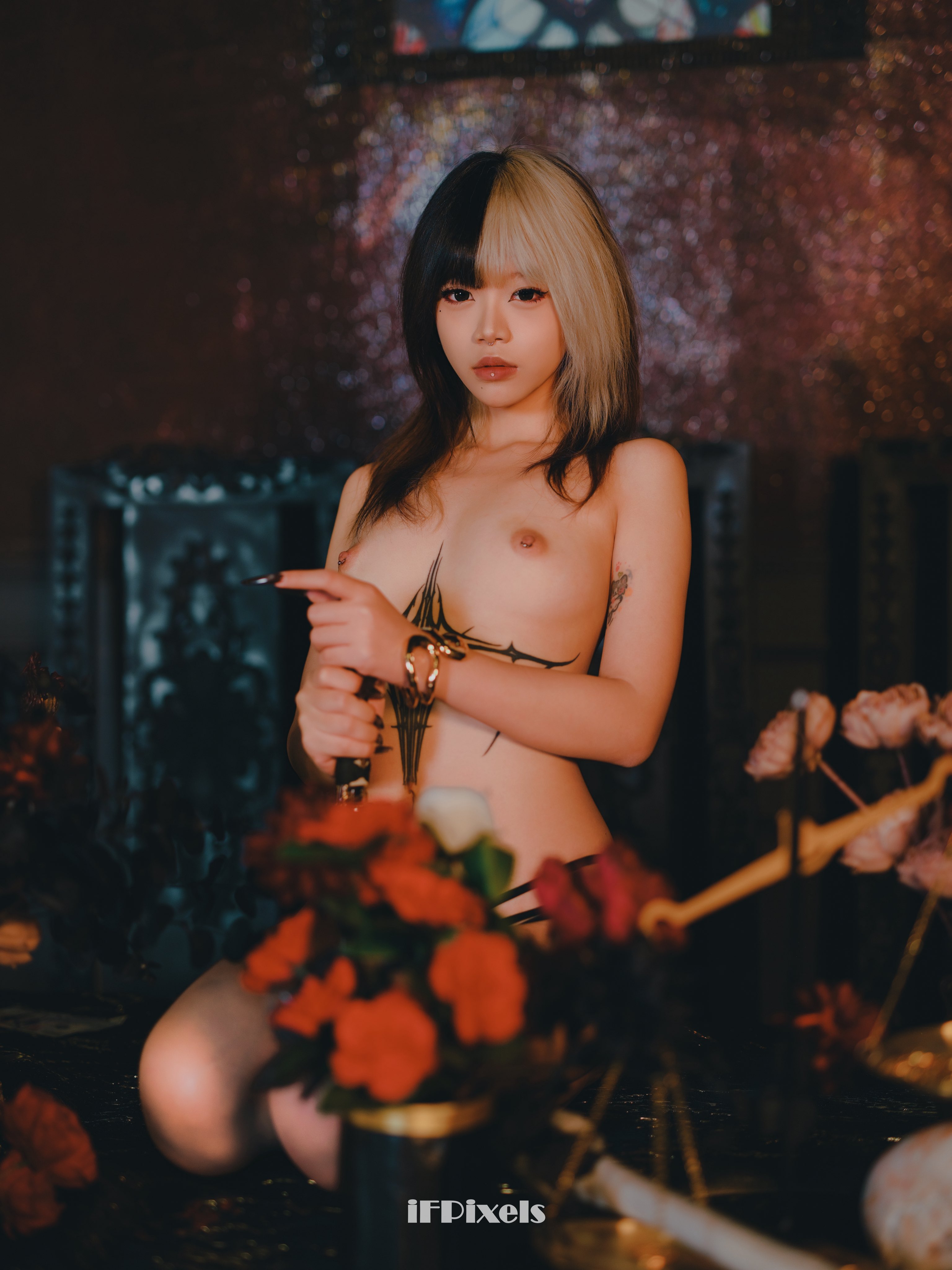 女人的纹身和穿透姿势为一个图像。