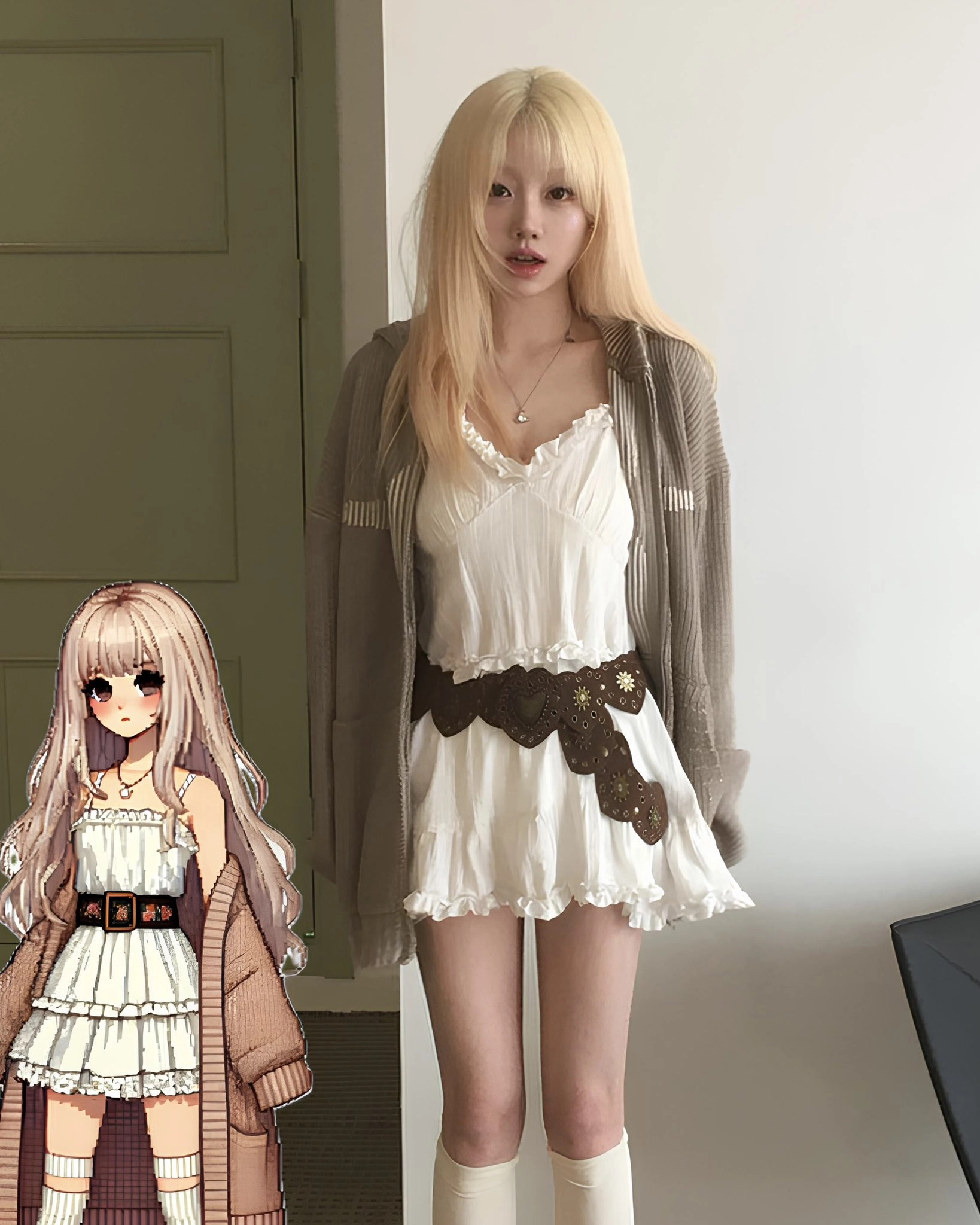 身穿白色裙子的女人站在自己的一张卡通旁边。