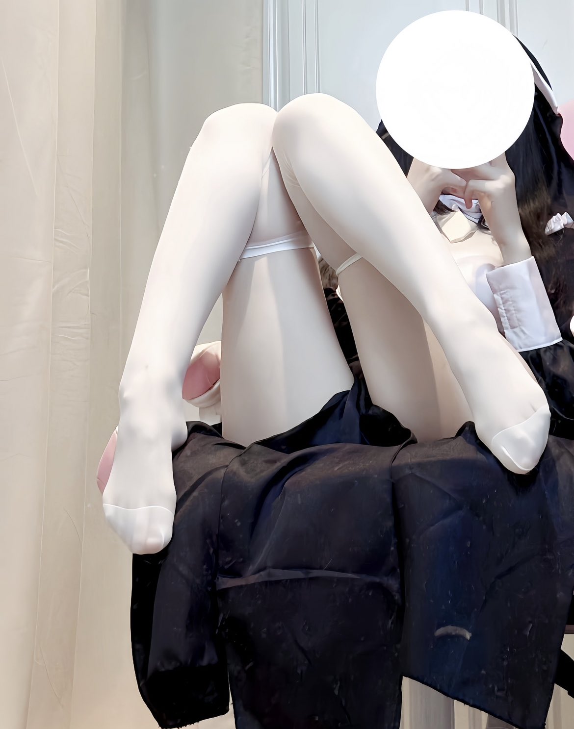 穿着黑色裙子和白色裤子的女人坐在椅子上。