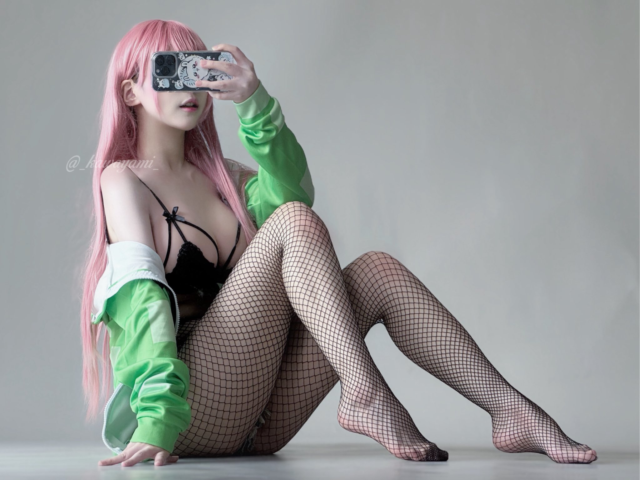 穿着绿色衬衫的女人拍了一张自拍。