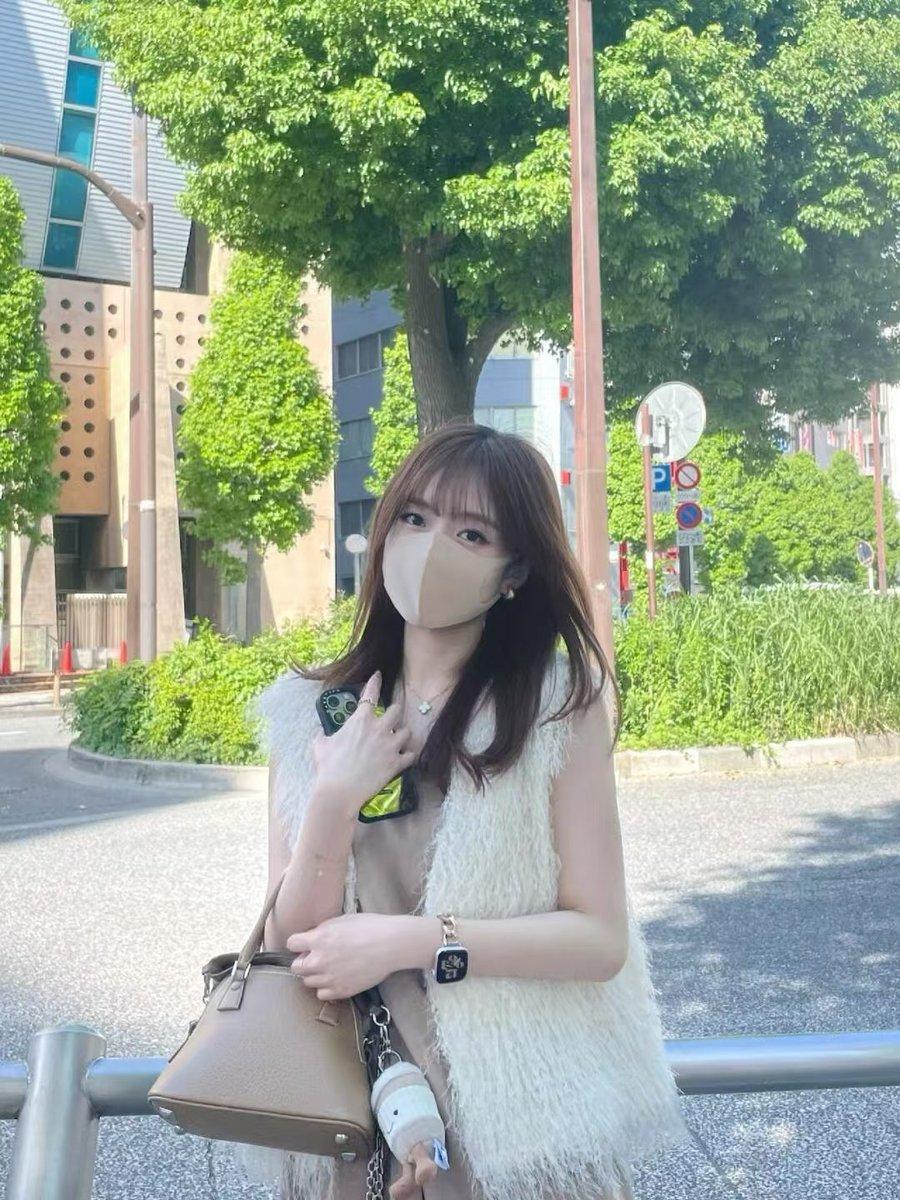 女人戴着面具和一件白色的外套。