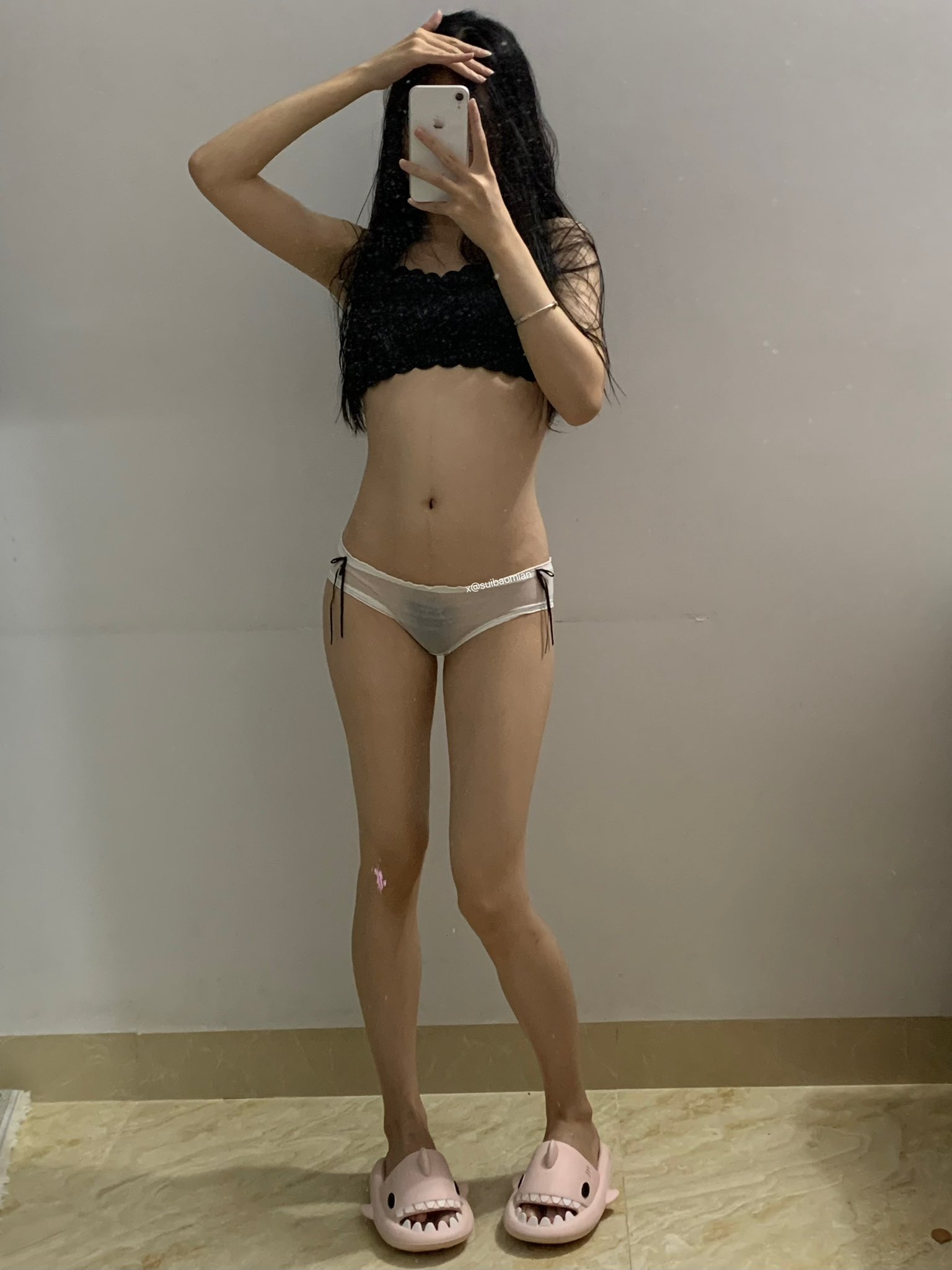 女人在镜子里拍自拍。