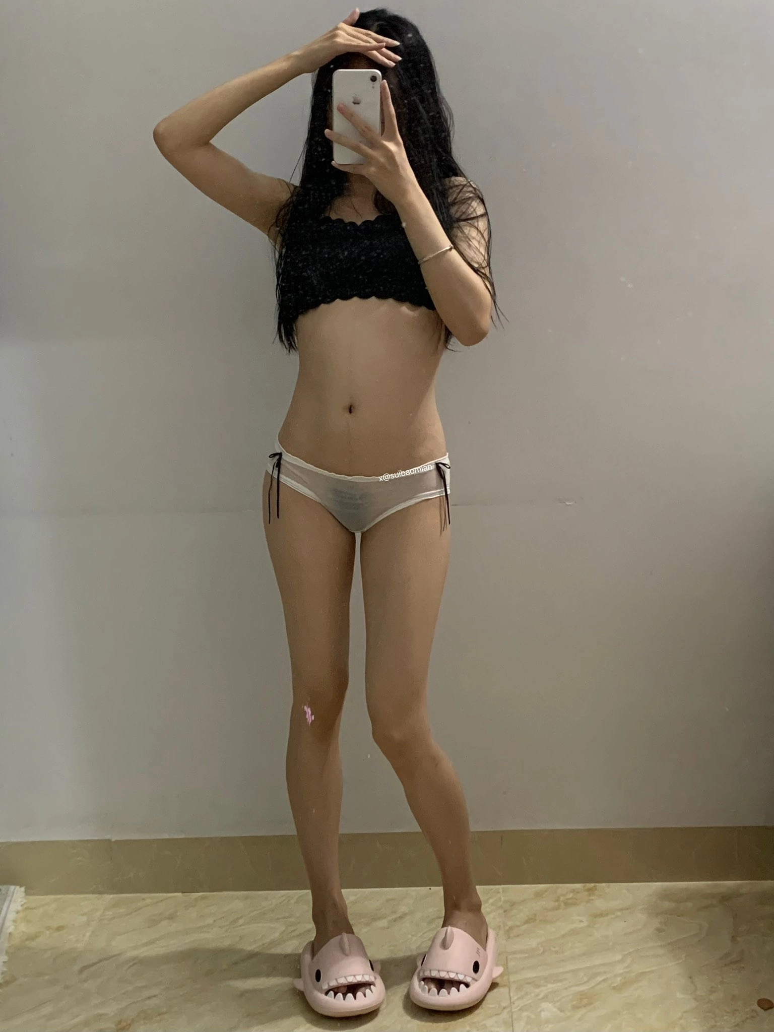 女人在镜子里拍自拍。