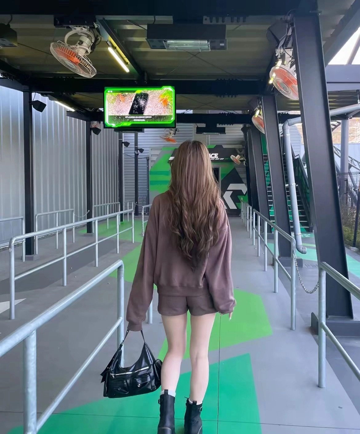 长头发的女人走在一个坡道上。