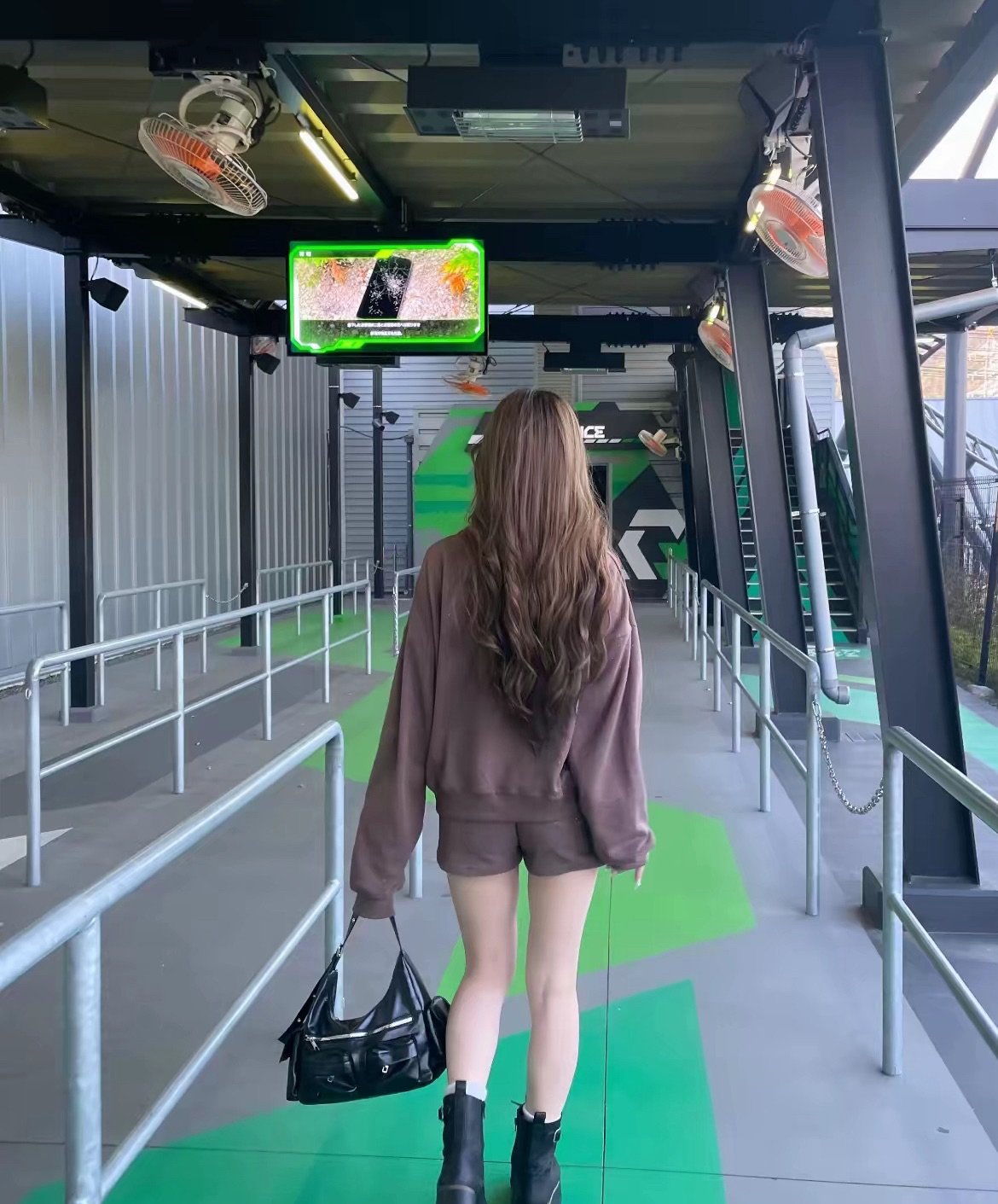 长头发的女人走在一个坡道上。