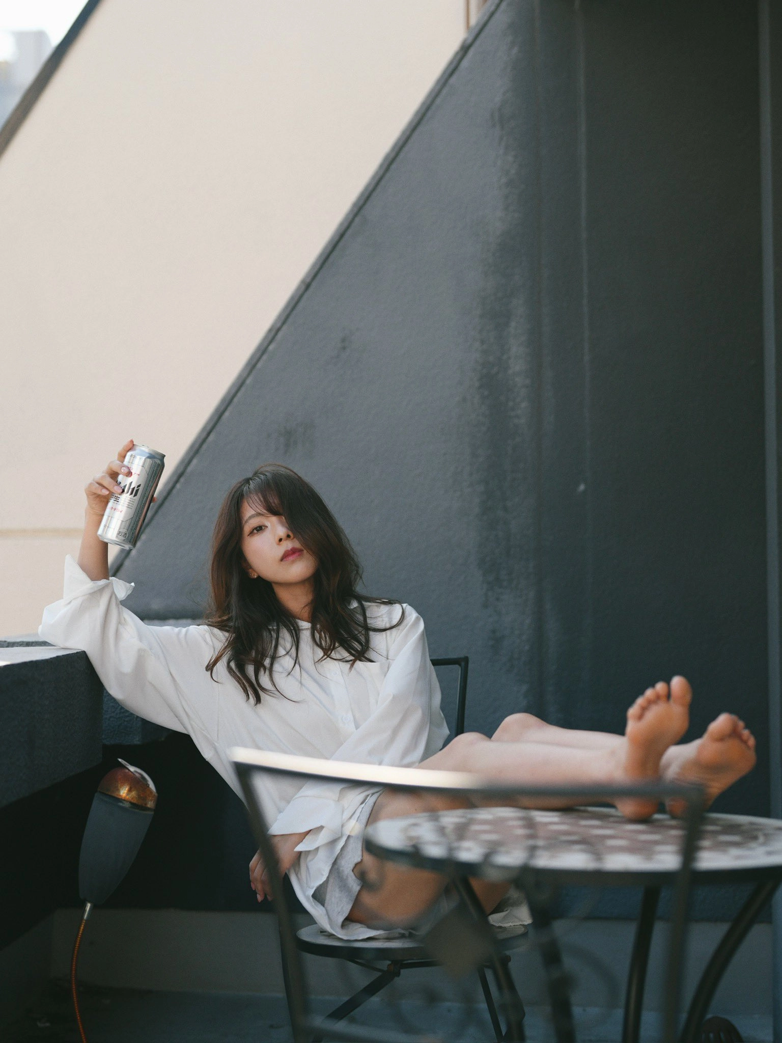 穿白衬衫的女人坐在椅子上。