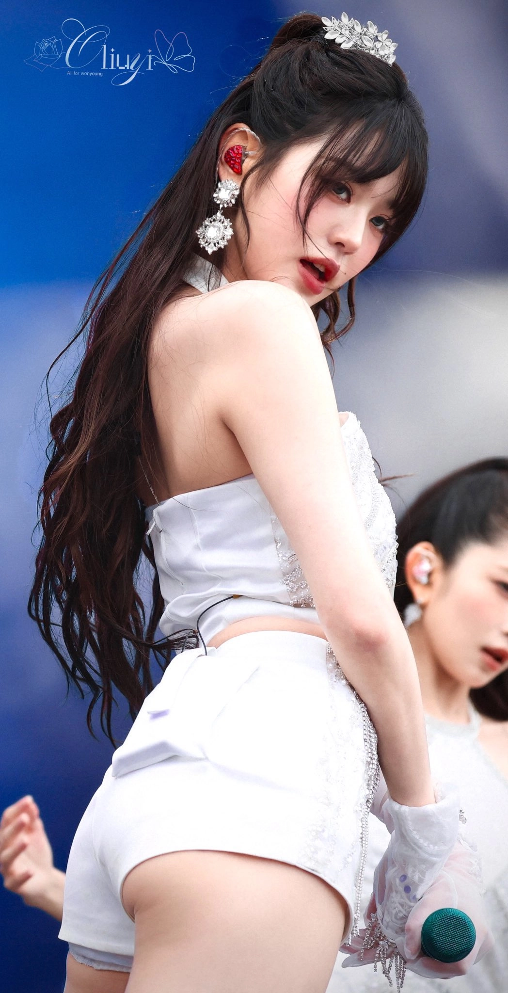 穿着白色裙子和耳环的女人。