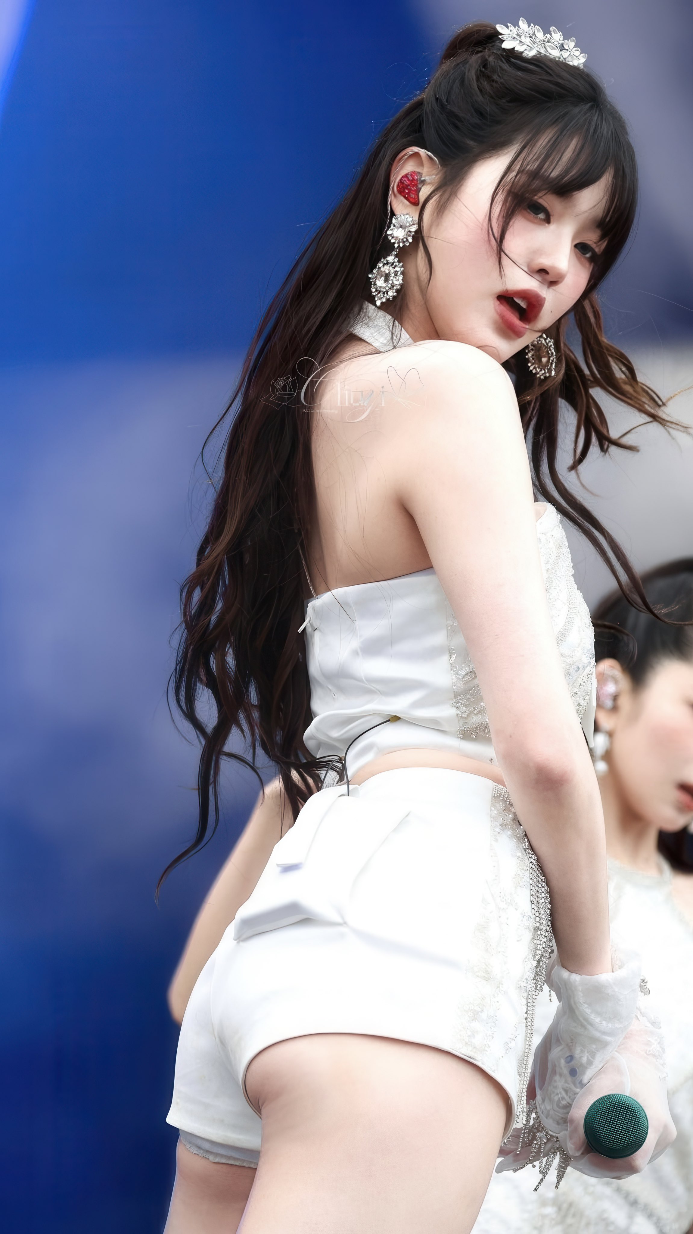 长头发和白衣的女人。